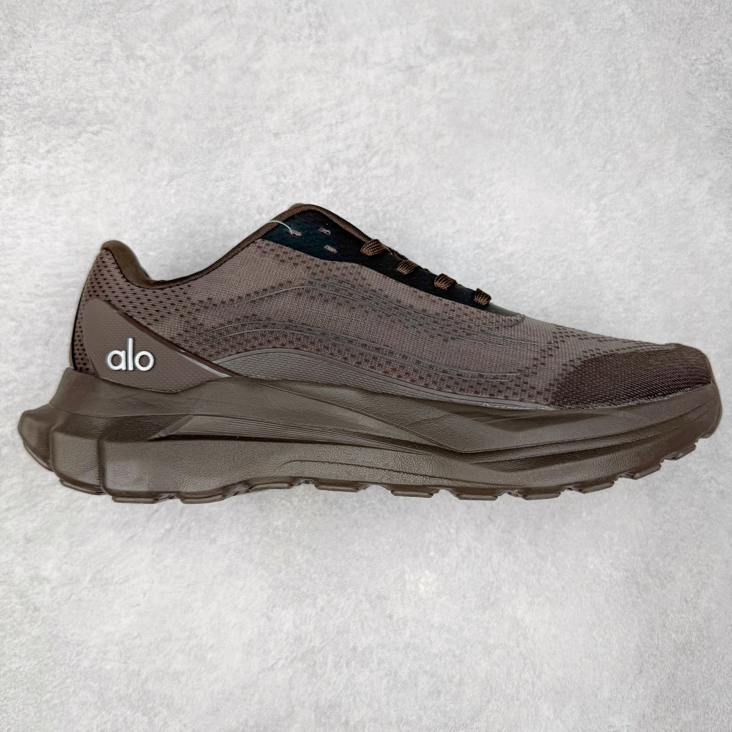 图片[3]-＃福利特价 Alo yoga Alo Runner 舒适百搭防滑耐磨低帮跑步鞋 Alo Yoga于2007年创立于洛杉矶，意在传播有意识的运动，同时激发人们的健康意识与创造力。品牌的核心理念在于制作能够带来完美体验的瑜伽服饰与功能性单品，让有意识的运动触入并改变生活。Alo Yoga将其设计延伸到日常服饰概念，坚持不懈地捕捉当代时尚潮流，将品牌的运动美学理念、精致前卫的设计与舒适功能面料完美结合。与此同时，Alo Yoga的设计受到了时尚界人士与名人们的追捧，Talor Swift、Kendall Jenner等街拍照片中都曾出现品牌不同单品的身影。尺码：36 36.5 37.5 38 38.5 39 40 40.5 41 42 42.5 43 44 44.5 45-选品中心