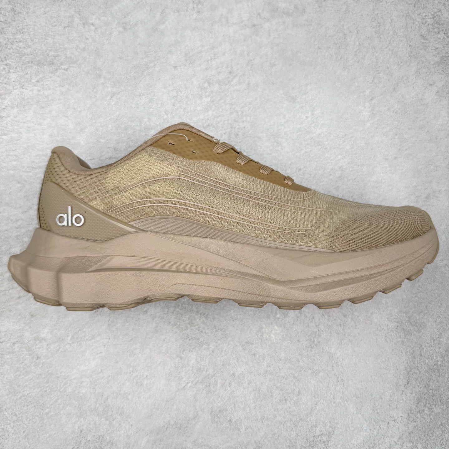图片[6]-＃福利特价 Alo yoga Alo Runner 舒适百搭防滑耐磨低帮跑步鞋 Alo Yoga于2007年创立于洛杉矶，意在传播有意识的运动，同时激发人们的健康意识与创造力。品牌的核心理念在于制作能够带来完美体验的瑜伽服饰与功能性单品，让有意识的运动触入并改变生活。Alo Yoga将其设计延伸到日常服饰概念，坚持不懈地捕捉当代时尚潮流，将品牌的运动美学理念、精致前卫的设计与舒适功能面料完美结合。与此同时，Alo Yoga的设计受到了时尚界人士与名人们的追捧，Talor Swift、Kendall Jenner等街拍照片中都曾出现品牌不同单品的身影。尺码：36 36.5 37.5 38 38.5 39 40 40.5 41 42 42.5 43 44 44.5 45-选品中心