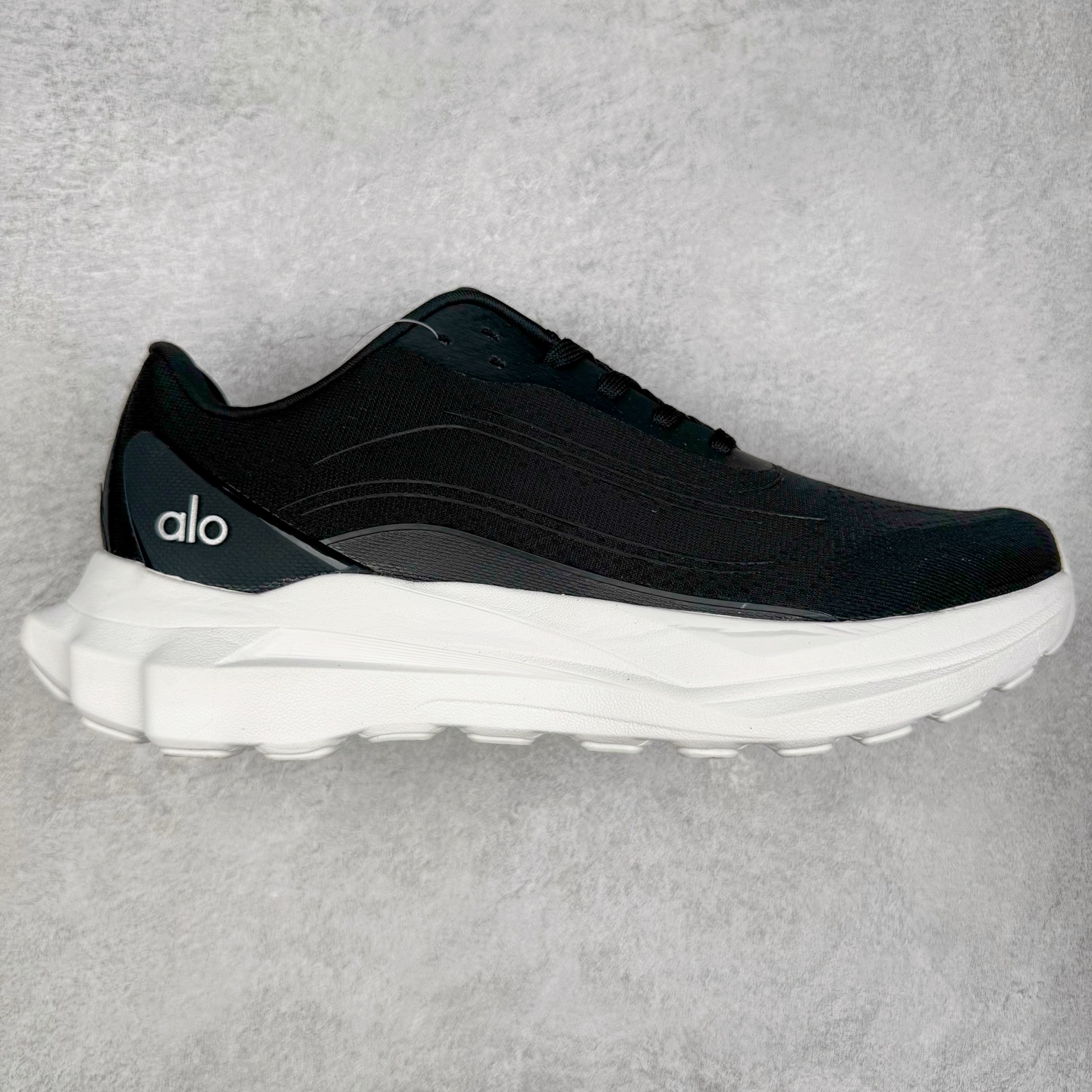 图片[9]-＃福利特价 Alo yoga Alo Runner 舒适百搭防滑耐磨低帮跑步鞋 Alo Yoga于2007年创立于洛杉矶，意在传播有意识的运动，同时激发人们的健康意识与创造力。品牌的核心理念在于制作能够带来完美体验的瑜伽服饰与功能性单品，让有意识的运动触入并改变生活。Alo Yoga将其设计延伸到日常服饰概念，坚持不懈地捕捉当代时尚潮流，将品牌的运动美学理念、精致前卫的设计与舒适功能面料完美结合。与此同时，Alo Yoga的设计受到了时尚界人士与名人们的追捧，Talor Swift、Kendall Jenner等街拍照片中都曾出现品牌不同单品的身影。尺码：36 36.5 37.5 38 38.5 39 40 40.5 41 42 42.5 43 44 44.5 45-选品中心