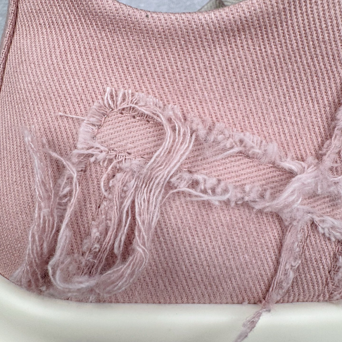 图片[17]-＃DG纯原 Rick Owens Drkshdw 瑞克·欧文斯低帮牛仔布时尚运动板鞋 粉色 二级市场已经7K以上 平台客户随意卖四位数 RO广东原厂出品 纯原天花板 原版一比一复刻 冲正绝不翻车 还原度达到百分之98以上 原楦开发纸版版型 ZP拆解原版1：1复模裁片纸版 力求做到0错位 这样才能达到和zp一致的鞋型味道 采用进口cnc数控机床开发对版独家tpu奶香大底 区别于市场所有版本 zp同源定制尼龙布 达到和zp一致手感 原厂进口细纹布 万邦订购原厂高弹粉红色海绵 内里搭配软质细腻羊皮 TPU高密度大底 软硬度透光度高已经测试和原版一致 尺码：36 37 38 39 40 41 42 43 44 45 46-选品中心