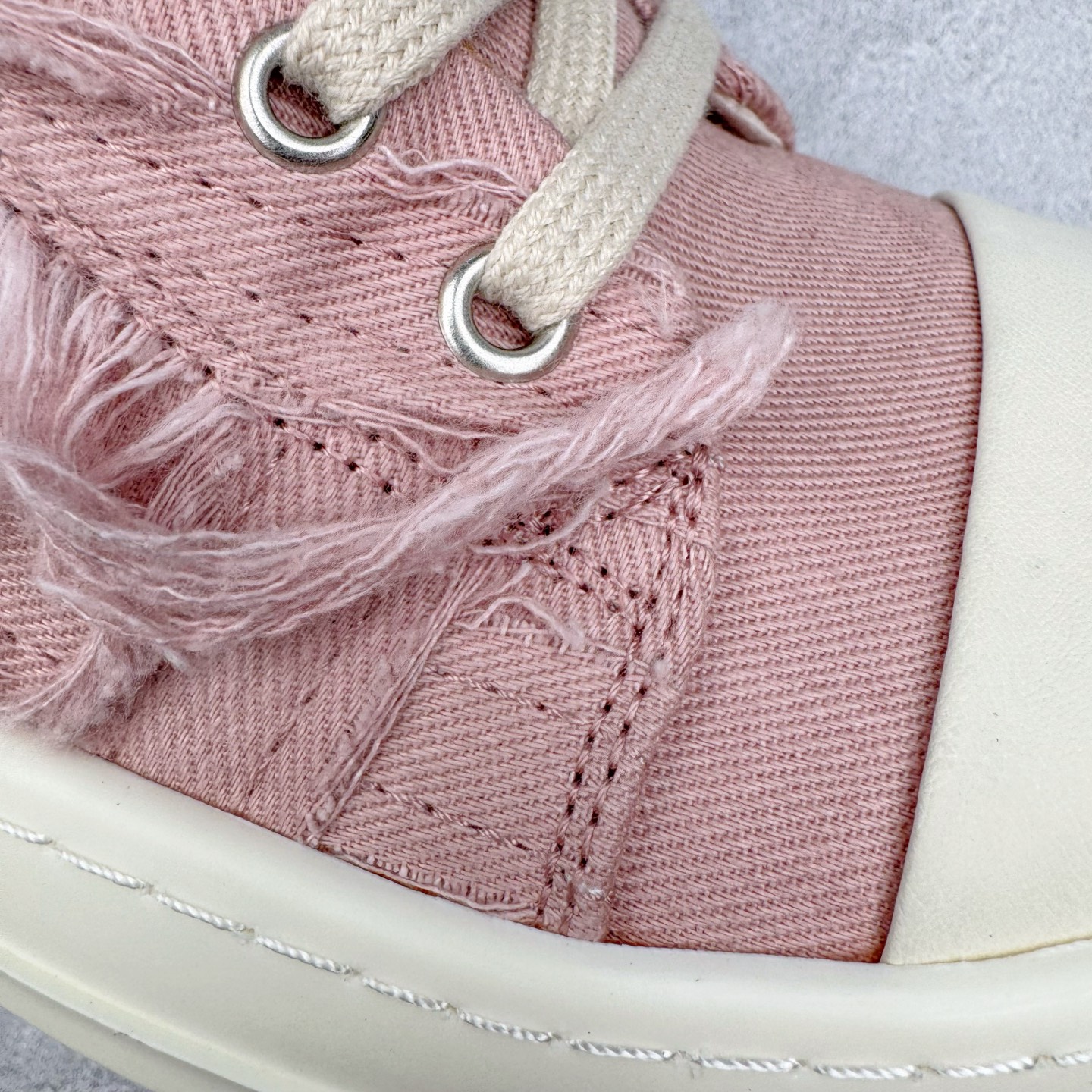 图片[16]-＃DG纯原 Rick Owens Drkshdw 瑞克·欧文斯低帮牛仔布时尚运动板鞋 粉色 二级市场已经7K以上 平台客户随意卖四位数 RO广东原厂出品 纯原天花板 原版一比一复刻 冲正绝不翻车 还原度达到百分之98以上 原楦开发纸版版型 ZP拆解原版1：1复模裁片纸版 力求做到0错位 这样才能达到和zp一致的鞋型味道 采用进口cnc数控机床开发对版独家tpu奶香大底 区别于市场所有版本 zp同源定制尼龙布 达到和zp一致手感 原厂进口细纹布 万邦订购原厂高弹粉红色海绵 内里搭配软质细腻羊皮 TPU高密度大底 软硬度透光度高已经测试和原版一致 尺码：36 37 38 39 40 41 42 43 44 45 46-选品中心