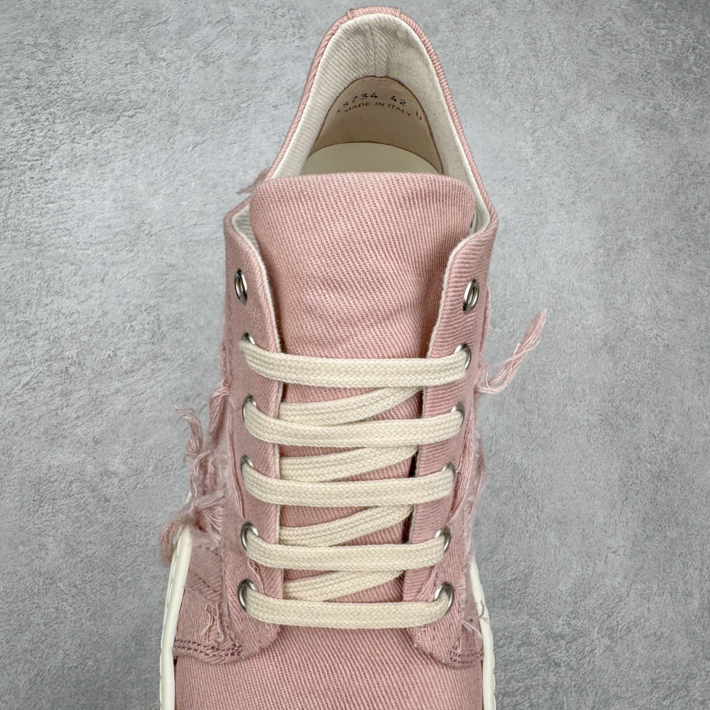 图片[5]-＃DG纯原 Rick Owens Drkshdw 瑞克·欧文斯低帮牛仔布时尚运动板鞋 粉色 二级市场已经7K以上 平台客户随意卖四位数 RO广东原厂出品 纯原天花板 原版一比一复刻 冲正绝不翻车 还原度达到百分之98以上 原楦开发纸版版型 ZP拆解原版1：1复模裁片纸版 力求做到0错位 这样才能达到和zp一致的鞋型味道 采用进口cnc数控机床开发对版独家tpu奶香大底 区别于市场所有版本 zp同源定制尼龙布 达到和zp一致手感 原厂进口细纹布 万邦订购原厂高弹粉红色海绵 内里搭配软质细腻羊皮 TPU高密度大底 软硬度透光度高已经测试和原版一致 尺码：36 37 38 39 40 41 42 43 44 45 46-选品中心