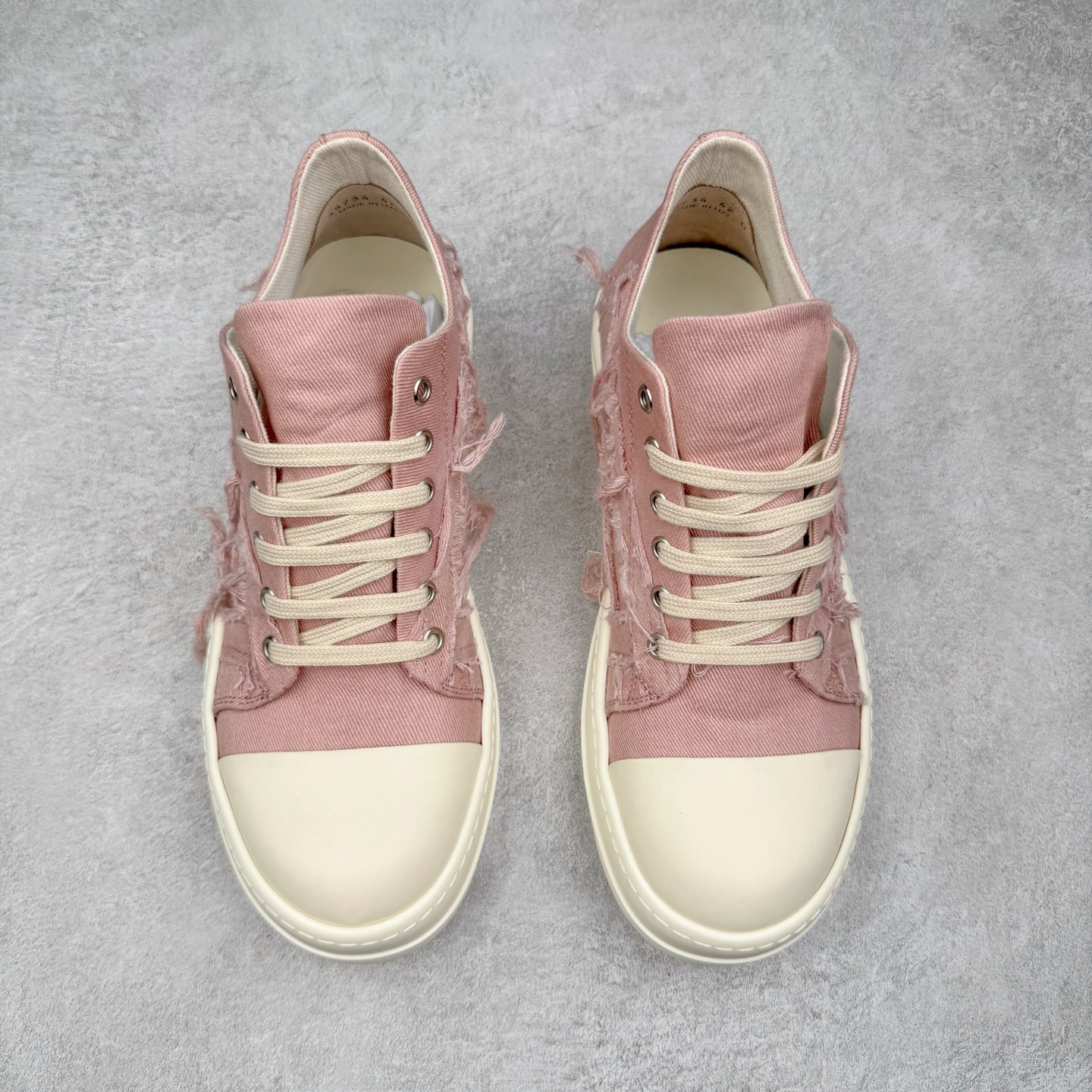 图片[2]-＃DG纯原 Rick Owens Drkshdw 瑞克·欧文斯低帮牛仔布时尚运动板鞋 粉色 二级市场已经7K以上 平台客户随意卖四位数 RO广东原厂出品 纯原天花板 原版一比一复刻 冲正绝不翻车 还原度达到百分之98以上 原楦开发纸版版型 ZP拆解原版1：1复模裁片纸版 力求做到0错位 这样才能达到和zp一致的鞋型味道 采用进口cnc数控机床开发对版独家tpu奶香大底 区别于市场所有版本 zp同源定制尼龙布 达到和zp一致手感 原厂进口细纹布 万邦订购原厂高弹粉红色海绵 内里搭配软质细腻羊皮 TPU高密度大底 软硬度透光度高已经测试和原版一致 尺码：36 37 38 39 40 41 42 43 44 45 46-选品中心