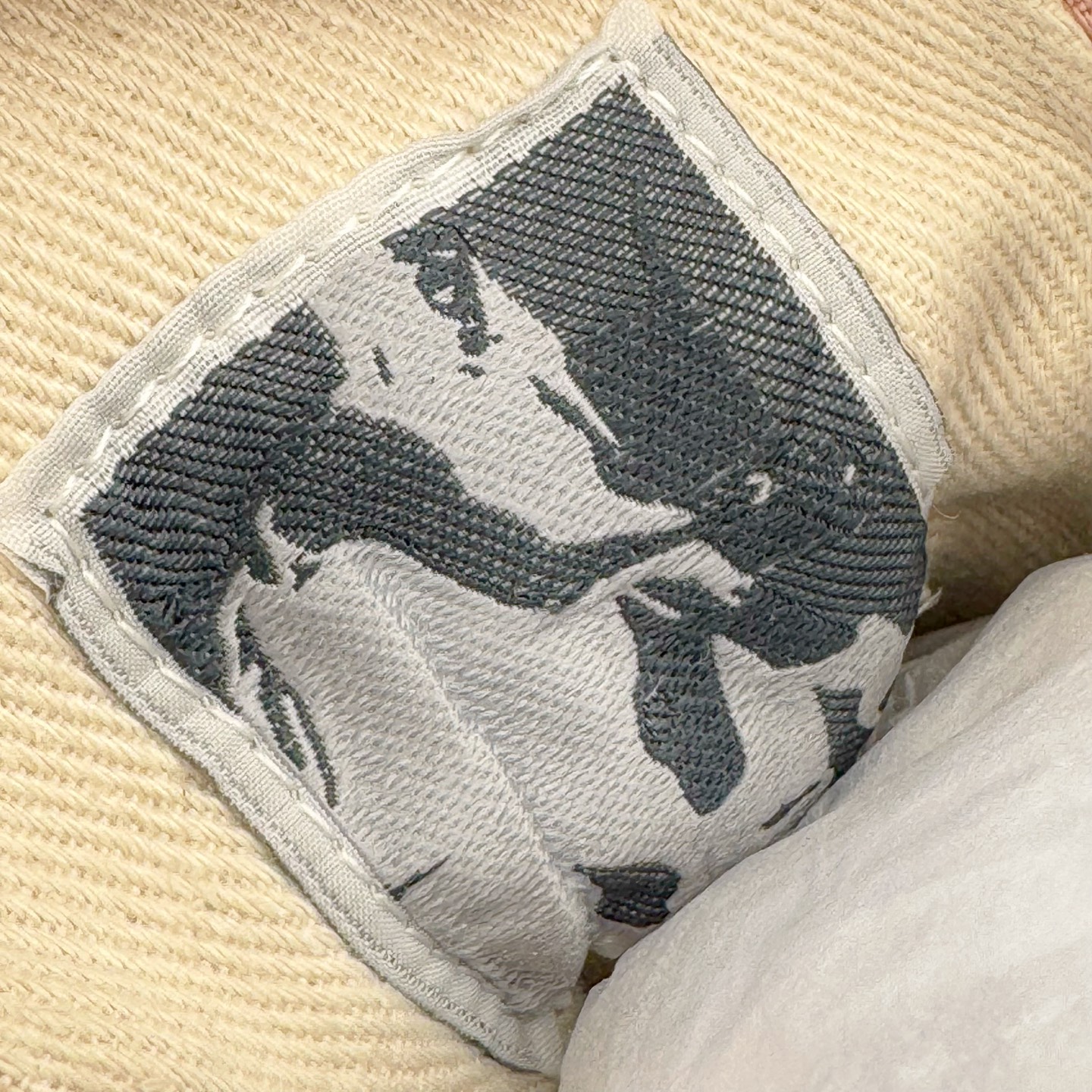 图片[12]-＃DG纯原 Rick Owens Drkshdw 瑞克·欧文斯低帮牛仔布时尚运动板鞋 粉色 二级市场已经7K以上 平台客户随意卖四位数 RO广东原厂出品 纯原天花板 原版一比一复刻 冲正绝不翻车 还原度达到百分之98以上 原楦开发纸版版型 ZP拆解原版1：1复模裁片纸版 力求做到0错位 这样才能达到和zp一致的鞋型味道 采用进口cnc数控机床开发对版独家tpu奶香大底 区别于市场所有版本 zp同源定制尼龙布 达到和zp一致手感 原厂进口细纹布 万邦订购原厂高弹粉红色海绵 内里搭配软质细腻羊皮 TPU高密度大底 软硬度透光度高已经测试和原版一致 尺码：36 37 38 39 40 41 42 43 44 45 46-选品中心