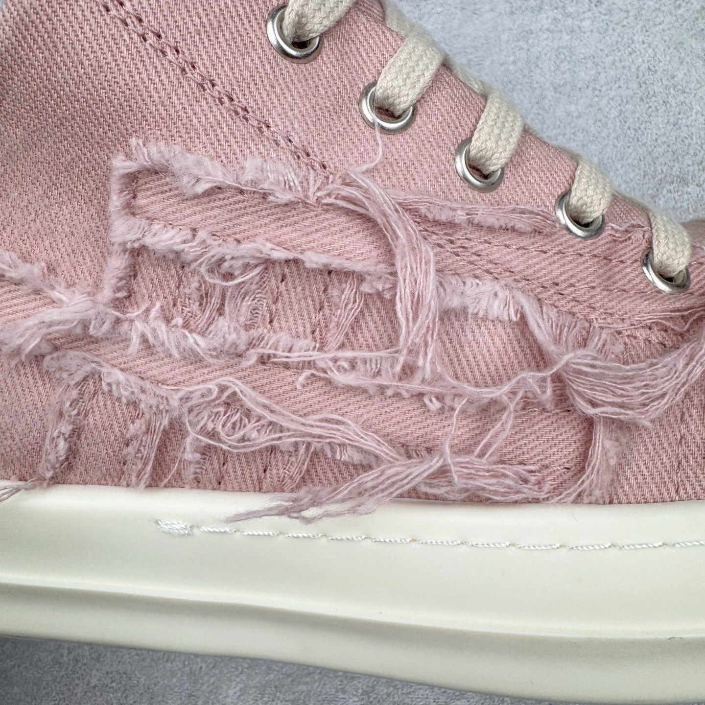 图片[18]-＃DG纯原 Rick Owens Drkshdw 瑞克·欧文斯低帮牛仔布时尚运动板鞋 粉色 二级市场已经7K以上 平台客户随意卖四位数 RO广东原厂出品 纯原天花板 原版一比一复刻 冲正绝不翻车 还原度达到百分之98以上 原楦开发纸版版型 ZP拆解原版1：1复模裁片纸版 力求做到0错位 这样才能达到和zp一致的鞋型味道 采用进口cnc数控机床开发对版独家tpu奶香大底 区别于市场所有版本 zp同源定制尼龙布 达到和zp一致手感 原厂进口细纹布 万邦订购原厂高弹粉红色海绵 内里搭配软质细腻羊皮 TPU高密度大底 软硬度透光度高已经测试和原版一致 尺码：36 37 38 39 40 41 42 43 44 45 46-选品中心