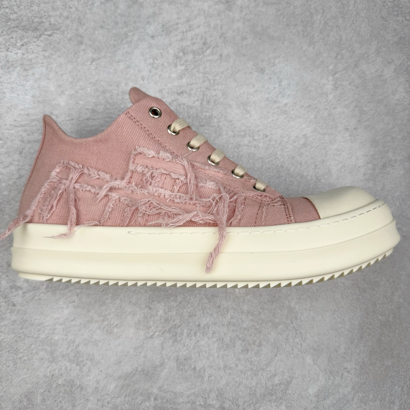 ＃DG纯原 Rick Owens Drkshdw 瑞克·欧文斯低帮牛仔布时尚运动板鞋 粉色 二级市场已经7K以上 平台客户随意卖四位数 RO广东原厂出品 纯原天花板 原版一比一复刻 冲正绝不翻车 还原度达到百分之98以上 原楦开发纸版版型 ZP拆解原版1：1复模裁片纸版 力求做到0错位 这样才能达到和zp一致的鞋型味道 采用进口cnc数控机床开发对版独家tpu奶香大底 区别于市场所有版本 zp同源定制尼龙布 达到和zp一致手感 原厂进口细纹布 万邦订购原厂高弹粉红色海绵 内里搭配软质细腻羊皮 TPU高密度大底 软硬度透光度高已经测试和原版一致 尺码：36 37 38 39 40 41 42 43 44 45 46-选品中心