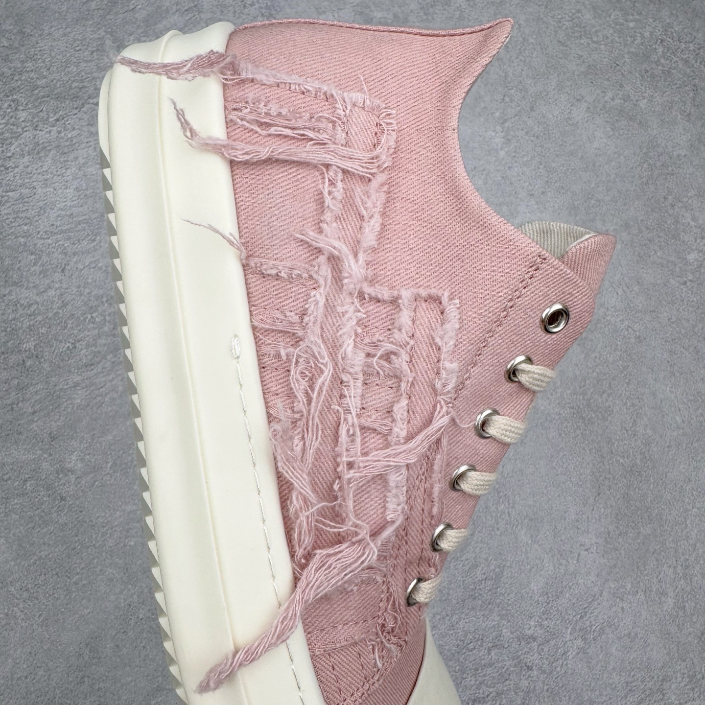 图片[6]-＃DG纯原 Rick Owens Drkshdw 瑞克·欧文斯低帮牛仔布时尚运动板鞋 粉色 二级市场已经7K以上 平台客户随意卖四位数 RO广东原厂出品 纯原天花板 原版一比一复刻 冲正绝不翻车 还原度达到百分之98以上 原楦开发纸版版型 ZP拆解原版1：1复模裁片纸版 力求做到0错位 这样才能达到和zp一致的鞋型味道 采用进口cnc数控机床开发对版独家tpu奶香大底 区别于市场所有版本 zp同源定制尼龙布 达到和zp一致手感 原厂进口细纹布 万邦订购原厂高弹粉红色海绵 内里搭配软质细腻羊皮 TPU高密度大底 软硬度透光度高已经测试和原版一致 尺码：36 37 38 39 40 41 42 43 44 45 46-选品中心