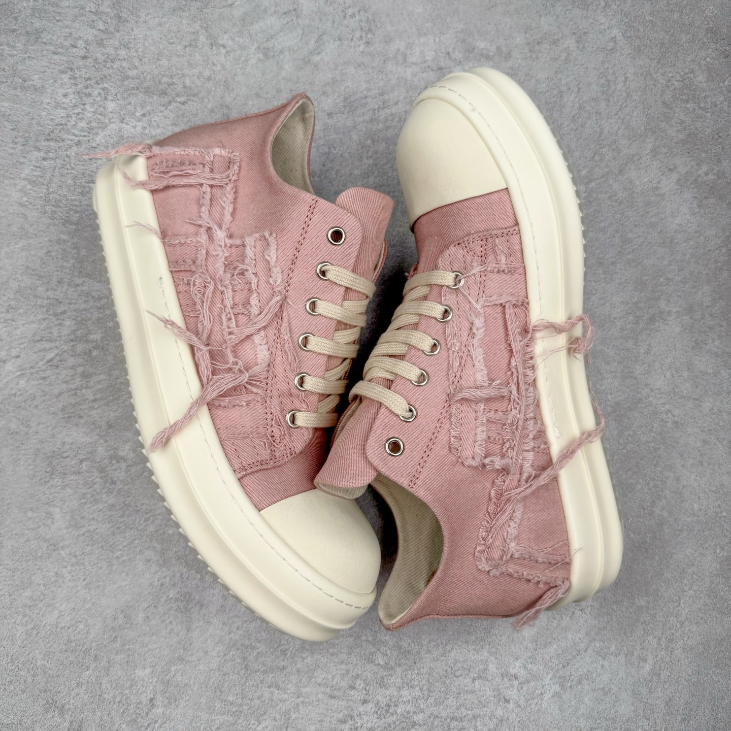 图片[3]-＃DG纯原 Rick Owens Drkshdw 瑞克·欧文斯低帮牛仔布时尚运动板鞋 粉色 二级市场已经7K以上 平台客户随意卖四位数 RO广东原厂出品 纯原天花板 原版一比一复刻 冲正绝不翻车 还原度达到百分之98以上 原楦开发纸版版型 ZP拆解原版1：1复模裁片纸版 力求做到0错位 这样才能达到和zp一致的鞋型味道 采用进口cnc数控机床开发对版独家tpu奶香大底 区别于市场所有版本 zp同源定制尼龙布 达到和zp一致手感 原厂进口细纹布 万邦订购原厂高弹粉红色海绵 内里搭配软质细腻羊皮 TPU高密度大底 软硬度透光度高已经测试和原版一致 尺码：36 37 38 39 40 41 42 43 44 45 46-选品中心