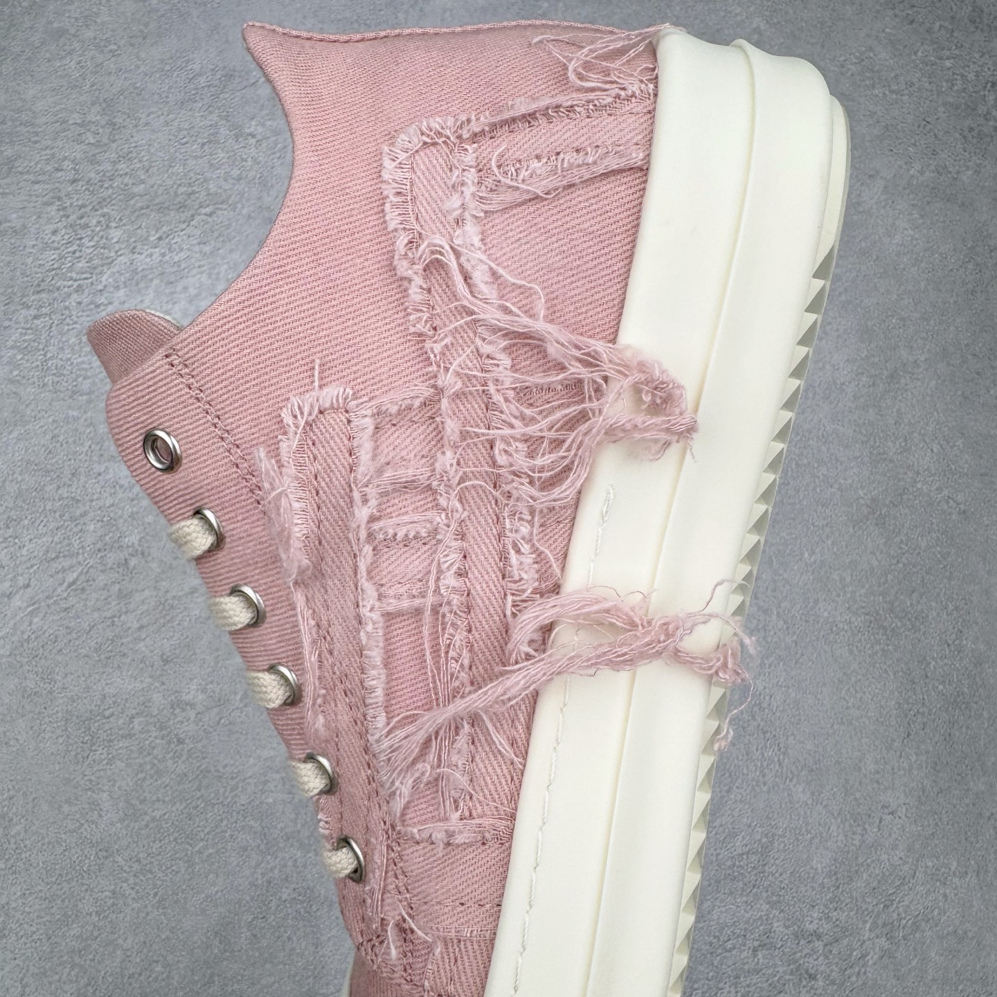 图片[7]-＃DG纯原 Rick Owens Drkshdw 瑞克·欧文斯低帮牛仔布时尚运动板鞋 粉色 二级市场已经7K以上 平台客户随意卖四位数 RO广东原厂出品 纯原天花板 原版一比一复刻 冲正绝不翻车 还原度达到百分之98以上 原楦开发纸版版型 ZP拆解原版1：1复模裁片纸版 力求做到0错位 这样才能达到和zp一致的鞋型味道 采用进口cnc数控机床开发对版独家tpu奶香大底 区别于市场所有版本 zp同源定制尼龙布 达到和zp一致手感 原厂进口细纹布 万邦订购原厂高弹粉红色海绵 内里搭配软质细腻羊皮 TPU高密度大底 软硬度透光度高已经测试和原版一致 尺码：36 37 38 39 40 41 42 43 44 45 46-选品中心