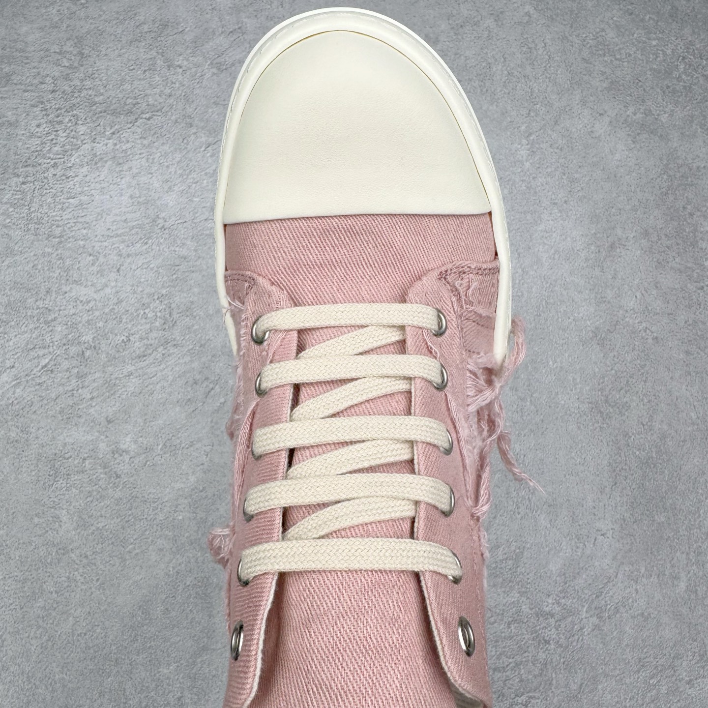 图片[4]-＃DG纯原 Rick Owens Drkshdw 瑞克·欧文斯低帮牛仔布时尚运动板鞋 粉色 二级市场已经7K以上 平台客户随意卖四位数 RO广东原厂出品 纯原天花板 原版一比一复刻 冲正绝不翻车 还原度达到百分之98以上 原楦开发纸版版型 ZP拆解原版1：1复模裁片纸版 力求做到0错位 这样才能达到和zp一致的鞋型味道 采用进口cnc数控机床开发对版独家tpu奶香大底 区别于市场所有版本 zp同源定制尼龙布 达到和zp一致手感 原厂进口细纹布 万邦订购原厂高弹粉红色海绵 内里搭配软质细腻羊皮 TPU高密度大底 软硬度透光度高已经测试和原版一致 尺码：36 37 38 39 40 41 42 43 44 45 46-选品中心