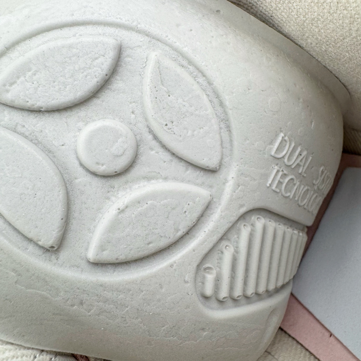 图片[20]-＃DG纯原 Rick Owens Drkshdw 瑞克·欧文斯低帮牛仔布时尚运动板鞋 粉色 二级市场已经7K以上 平台客户随意卖四位数 RO广东原厂出品 纯原天花板 原版一比一复刻 冲正绝不翻车 还原度达到百分之98以上 原楦开发纸版版型 ZP拆解原版1：1复模裁片纸版 力求做到0错位 这样才能达到和zp一致的鞋型味道 采用进口cnc数控机床开发对版独家tpu奶香大底 区别于市场所有版本 zp同源定制尼龙布 达到和zp一致手感 原厂进口细纹布 万邦订购原厂高弹粉红色海绵 内里搭配软质细腻羊皮 TPU高密度大底 软硬度透光度高已经测试和原版一致 尺码：36 37 38 39 40 41 42 43 44 45 46-选品中心