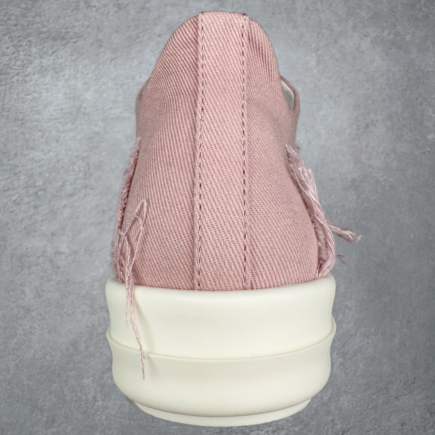 图片[8]-＃DG纯原 Rick Owens Drkshdw 瑞克·欧文斯低帮牛仔布时尚运动板鞋 粉色 二级市场已经7K以上 平台客户随意卖四位数 RO广东原厂出品 纯原天花板 原版一比一复刻 冲正绝不翻车 还原度达到百分之98以上 原楦开发纸版版型 ZP拆解原版1：1复模裁片纸版 力求做到0错位 这样才能达到和zp一致的鞋型味道 采用进口cnc数控机床开发对版独家tpu奶香大底 区别于市场所有版本 zp同源定制尼龙布 达到和zp一致手感 原厂进口细纹布 万邦订购原厂高弹粉红色海绵 内里搭配软质细腻羊皮 TPU高密度大底 软硬度透光度高已经测试和原版一致 尺码：36 37 38 39 40 41 42 43 44 45 46-选品中心