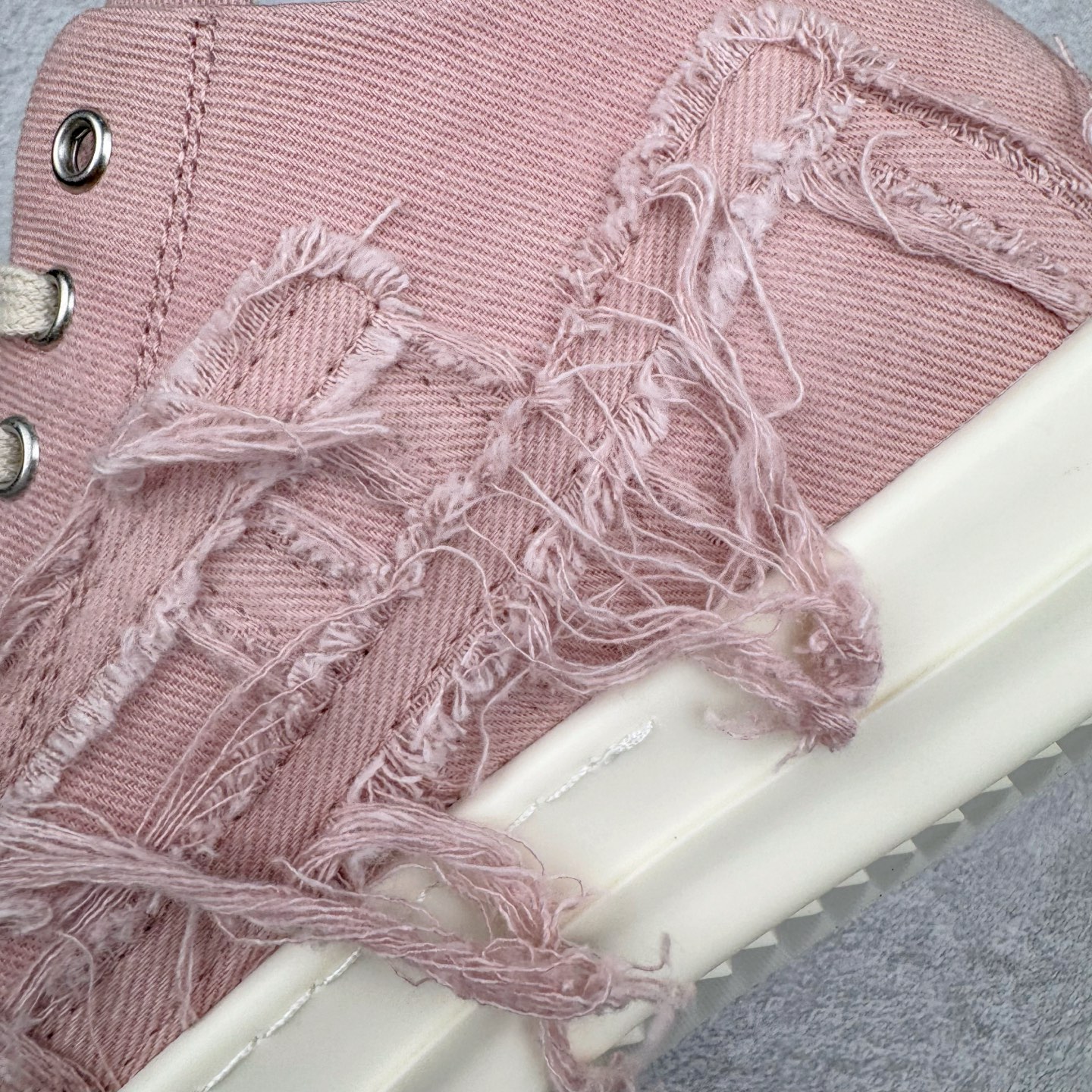 图片[13]-＃DG纯原 Rick Owens Drkshdw 瑞克·欧文斯低帮牛仔布时尚运动板鞋 粉色 二级市场已经7K以上 平台客户随意卖四位数 RO广东原厂出品 纯原天花板 原版一比一复刻 冲正绝不翻车 还原度达到百分之98以上 原楦开发纸版版型 ZP拆解原版1：1复模裁片纸版 力求做到0错位 这样才能达到和zp一致的鞋型味道 采用进口cnc数控机床开发对版独家tpu奶香大底 区别于市场所有版本 zp同源定制尼龙布 达到和zp一致手感 原厂进口细纹布 万邦订购原厂高弹粉红色海绵 内里搭配软质细腻羊皮 TPU高密度大底 软硬度透光度高已经测试和原版一致 尺码：36 37 38 39 40 41 42 43 44 45 46-选品中心