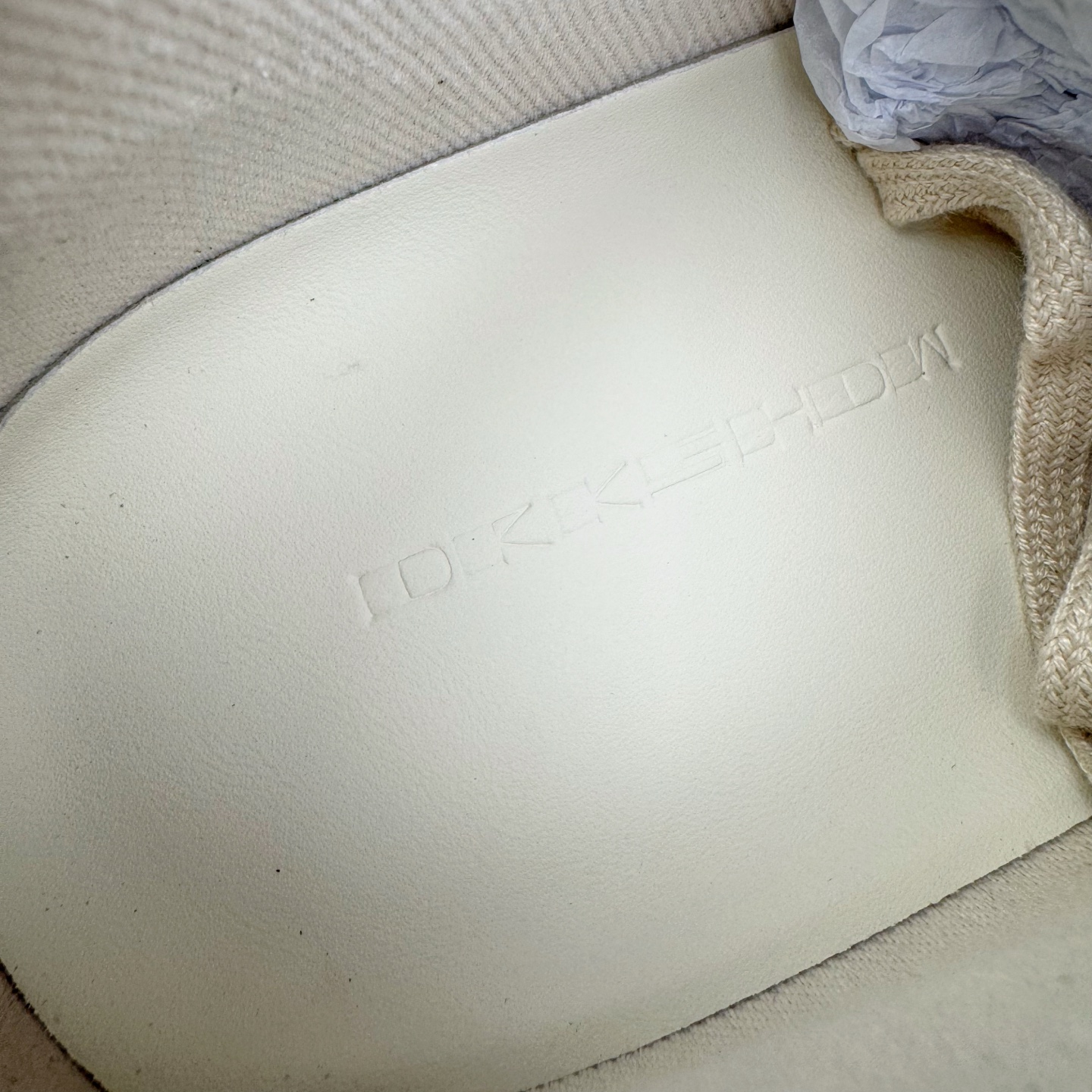 图片[11]-＃DG纯原 Rick Owens Drkshdw 瑞克·欧文斯低帮牛仔布时尚运动板鞋 粉色 二级市场已经7K以上 平台客户随意卖四位数 RO广东原厂出品 纯原天花板 原版一比一复刻 冲正绝不翻车 还原度达到百分之98以上 原楦开发纸版版型 ZP拆解原版1：1复模裁片纸版 力求做到0错位 这样才能达到和zp一致的鞋型味道 采用进口cnc数控机床开发对版独家tpu奶香大底 区别于市场所有版本 zp同源定制尼龙布 达到和zp一致手感 原厂进口细纹布 万邦订购原厂高弹粉红色海绵 内里搭配软质细腻羊皮 TPU高密度大底 软硬度透光度高已经测试和原版一致 尺码：36 37 38 39 40 41 42 43 44 45 46-选品中心