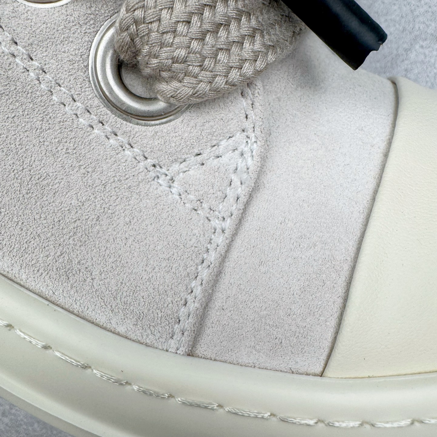 图片[18]-＃DG纯原 Rick Owens Drkshdw 瑞克·欧文斯低帮皮面时尚运动板鞋 奶白 二级市场已经7K以上 平台客户随意卖四位数 RO广东原厂出品 纯原天花板 原版一比一复刻 冲正绝不翻车 还原度达到百分之98以上 原楦开发纸版版型 ZP拆解原版1：1复模裁片纸版 力求做到0错位 这样才能达到和zp一致的鞋型味道 采用进口cnc数控机床开发对版独家tpu奶香大底 区别于市场所有版本 zp同源全头层粒面小牛皮 达到和zp一致手感 原厂进口细纹布 万邦订购原厂高弹粉红色海绵 内里搭配软质细腻羊皮 TPU高密度大底 软硬度透光度高已经测试和原版一致 尺码：36 37 38 39 40 41 42 43 44 45 46-选品中心