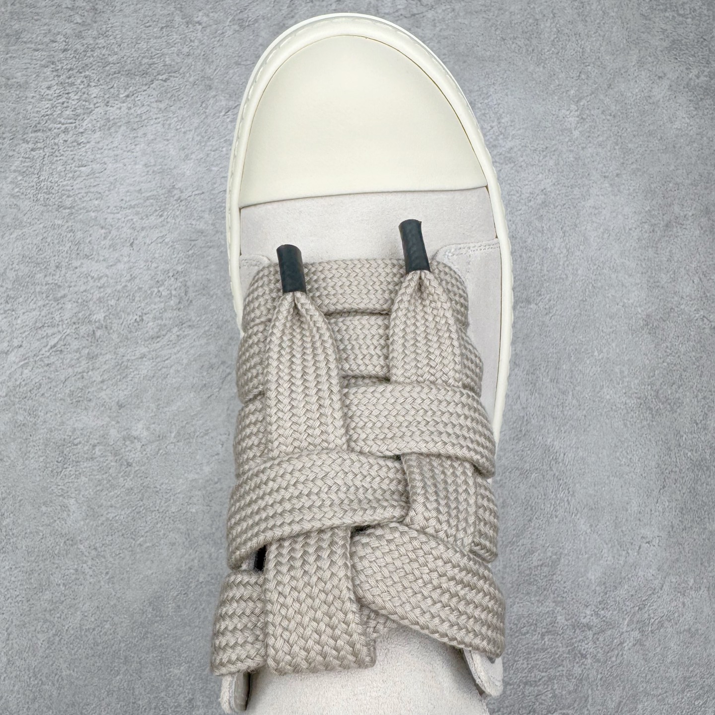 图片[4]-＃DG纯原 Rick Owens Drkshdw 瑞克·欧文斯低帮皮面时尚运动板鞋 奶白 二级市场已经7K以上 平台客户随意卖四位数 RO广东原厂出品 纯原天花板 原版一比一复刻 冲正绝不翻车 还原度达到百分之98以上 原楦开发纸版版型 ZP拆解原版1：1复模裁片纸版 力求做到0错位 这样才能达到和zp一致的鞋型味道 采用进口cnc数控机床开发对版独家tpu奶香大底 区别于市场所有版本 zp同源全头层粒面小牛皮 达到和zp一致手感 原厂进口细纹布 万邦订购原厂高弹粉红色海绵 内里搭配软质细腻羊皮 TPU高密度大底 软硬度透光度高已经测试和原版一致 尺码：36 37 38 39 40 41 42 43 44 45 46-选品中心