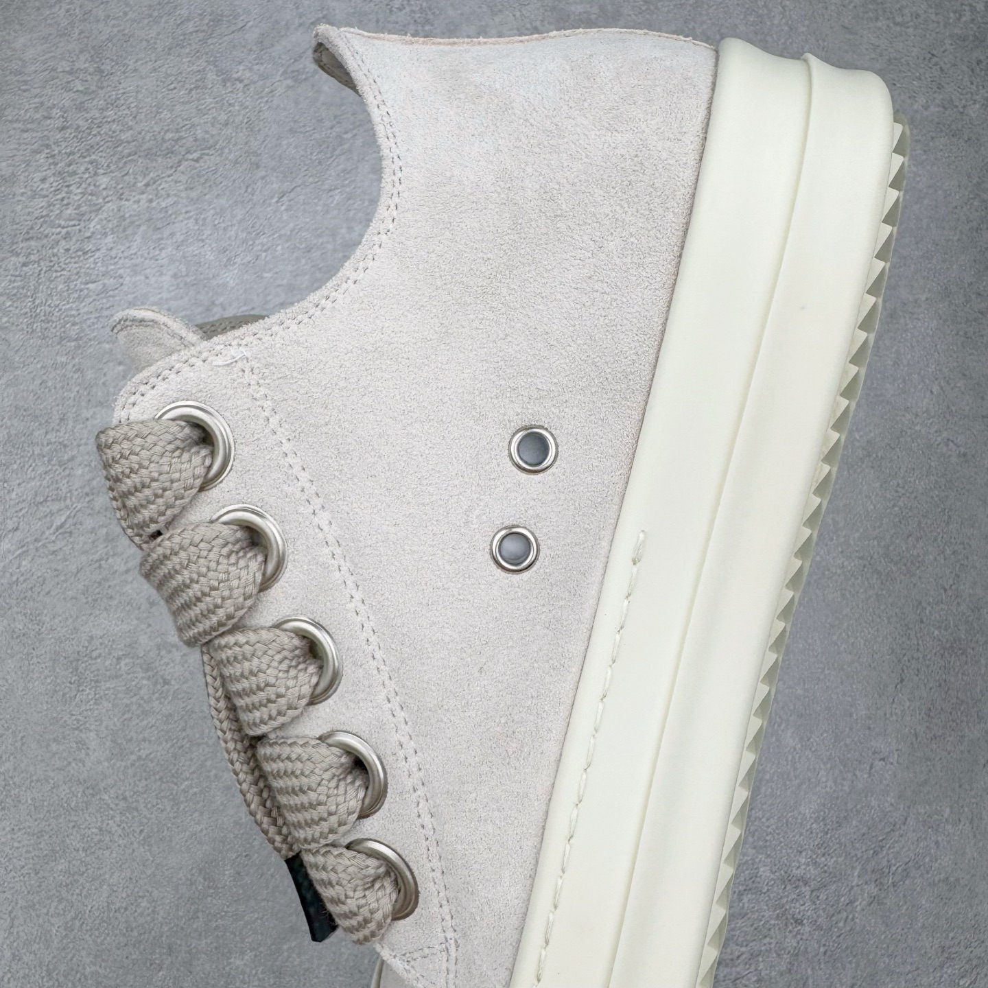 图片[7]-＃DG纯原 Rick Owens Drkshdw 瑞克·欧文斯低帮皮面时尚运动板鞋 奶白 二级市场已经7K以上 平台客户随意卖四位数 RO广东原厂出品 纯原天花板 原版一比一复刻 冲正绝不翻车 还原度达到百分之98以上 原楦开发纸版版型 ZP拆解原版1：1复模裁片纸版 力求做到0错位 这样才能达到和zp一致的鞋型味道 采用进口cnc数控机床开发对版独家tpu奶香大底 区别于市场所有版本 zp同源全头层粒面小牛皮 达到和zp一致手感 原厂进口细纹布 万邦订购原厂高弹粉红色海绵 内里搭配软质细腻羊皮 TPU高密度大底 软硬度透光度高已经测试和原版一致 尺码：36 37 38 39 40 41 42 43 44 45 46-选品中心