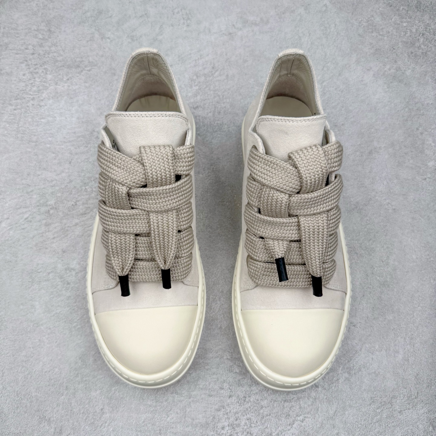 图片[2]-＃DG纯原 Rick Owens Drkshdw 瑞克·欧文斯低帮皮面时尚运动板鞋 奶白 二级市场已经7K以上 平台客户随意卖四位数 RO广东原厂出品 纯原天花板 原版一比一复刻 冲正绝不翻车 还原度达到百分之98以上 原楦开发纸版版型 ZP拆解原版1：1复模裁片纸版 力求做到0错位 这样才能达到和zp一致的鞋型味道 采用进口cnc数控机床开发对版独家tpu奶香大底 区别于市场所有版本 zp同源全头层粒面小牛皮 达到和zp一致手感 原厂进口细纹布 万邦订购原厂高弹粉红色海绵 内里搭配软质细腻羊皮 TPU高密度大底 软硬度透光度高已经测试和原版一致 尺码：36 37 38 39 40 41 42 43 44 45 46-选品中心