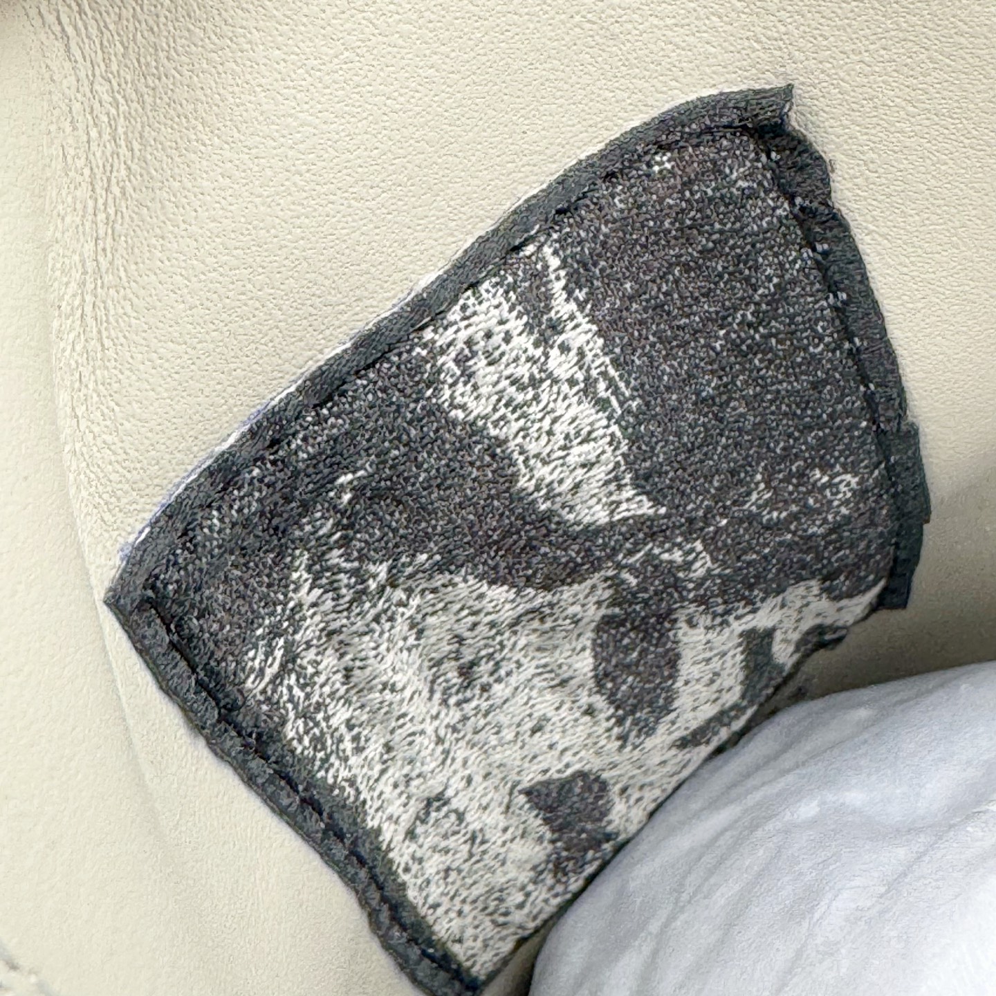 图片[13]-＃DG纯原 Rick Owens Drkshdw 瑞克·欧文斯低帮皮面时尚运动板鞋 奶白 二级市场已经7K以上 平台客户随意卖四位数 RO广东原厂出品 纯原天花板 原版一比一复刻 冲正绝不翻车 还原度达到百分之98以上 原楦开发纸版版型 ZP拆解原版1：1复模裁片纸版 力求做到0错位 这样才能达到和zp一致的鞋型味道 采用进口cnc数控机床开发对版独家tpu奶香大底 区别于市场所有版本 zp同源全头层粒面小牛皮 达到和zp一致手感 原厂进口细纹布 万邦订购原厂高弹粉红色海绵 内里搭配软质细腻羊皮 TPU高密度大底 软硬度透光度高已经测试和原版一致 尺码：36 37 38 39 40 41 42 43 44 45 46-选品中心