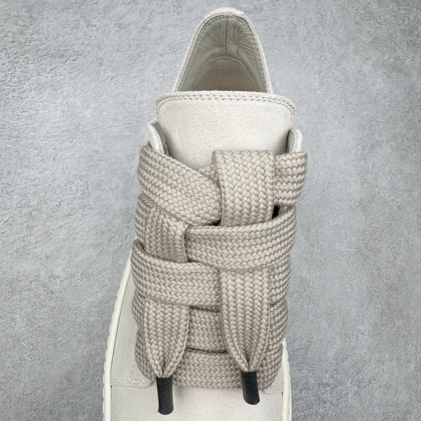 图片[5]-＃DG纯原 Rick Owens Drkshdw 瑞克·欧文斯低帮皮面时尚运动板鞋 奶白 二级市场已经7K以上 平台客户随意卖四位数 RO广东原厂出品 纯原天花板 原版一比一复刻 冲正绝不翻车 还原度达到百分之98以上 原楦开发纸版版型 ZP拆解原版1：1复模裁片纸版 力求做到0错位 这样才能达到和zp一致的鞋型味道 采用进口cnc数控机床开发对版独家tpu奶香大底 区别于市场所有版本 zp同源全头层粒面小牛皮 达到和zp一致手感 原厂进口细纹布 万邦订购原厂高弹粉红色海绵 内里搭配软质细腻羊皮 TPU高密度大底 软硬度透光度高已经测试和原版一致 尺码：36 37 38 39 40 41 42 43 44 45 46-选品中心