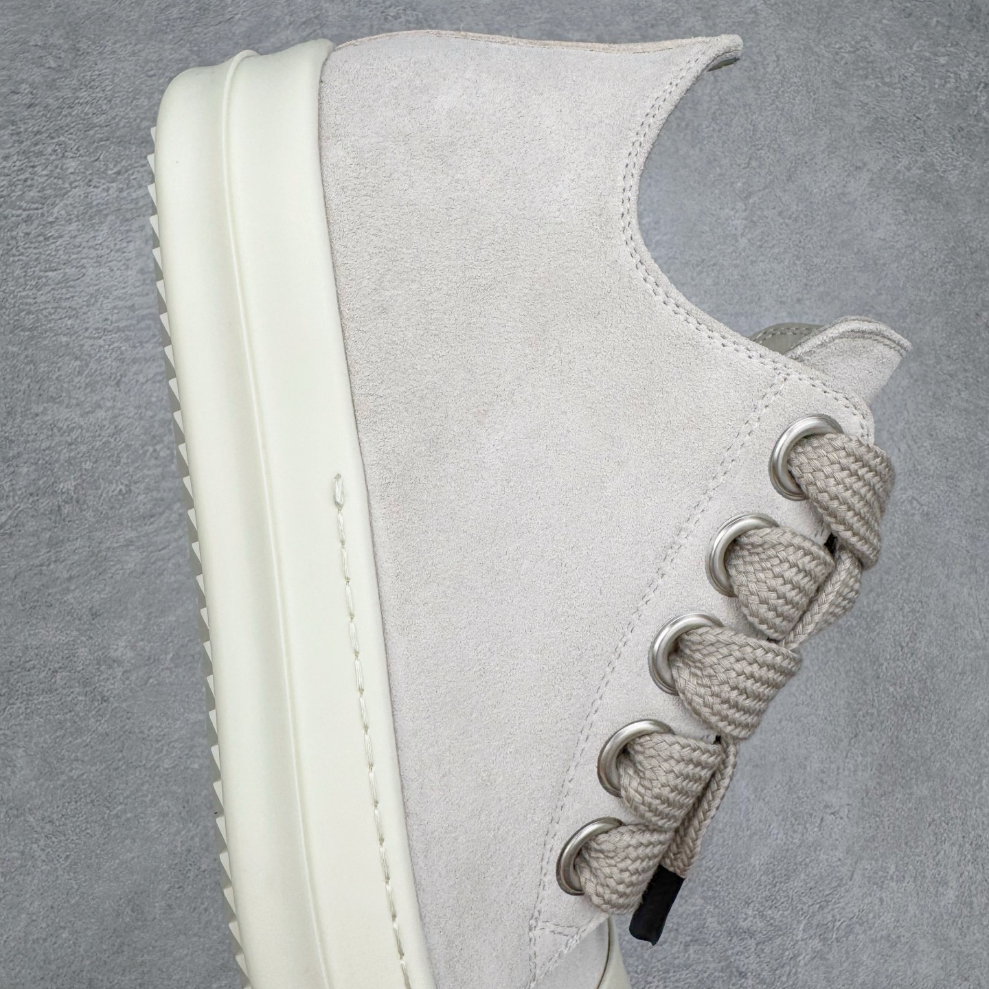 图片[6]-＃DG纯原 Rick Owens Drkshdw 瑞克·欧文斯低帮皮面时尚运动板鞋 奶白 二级市场已经7K以上 平台客户随意卖四位数 RO广东原厂出品 纯原天花板 原版一比一复刻 冲正绝不翻车 还原度达到百分之98以上 原楦开发纸版版型 ZP拆解原版1：1复模裁片纸版 力求做到0错位 这样才能达到和zp一致的鞋型味道 采用进口cnc数控机床开发对版独家tpu奶香大底 区别于市场所有版本 zp同源全头层粒面小牛皮 达到和zp一致手感 原厂进口细纹布 万邦订购原厂高弹粉红色海绵 内里搭配软质细腻羊皮 TPU高密度大底 软硬度透光度高已经测试和原版一致 尺码：36 37 38 39 40 41 42 43 44 45 46-选品中心