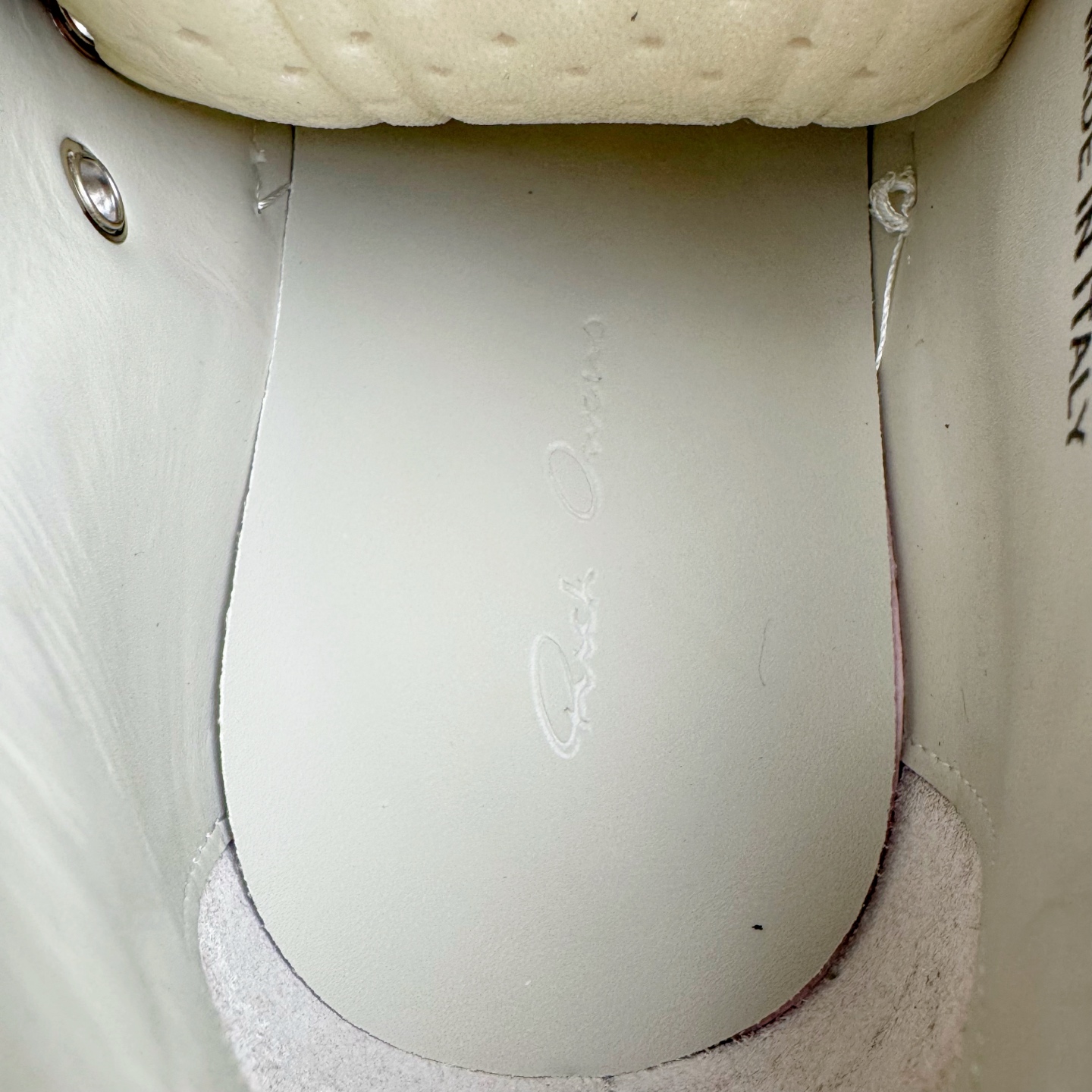 图片[10]-＃DG纯原 Rick Owens Drkshdw 瑞克·欧文斯低帮皮面时尚运动板鞋 奶白 二级市场已经7K以上 平台客户随意卖四位数 RO广东原厂出品 纯原天花板 原版一比一复刻 冲正绝不翻车 还原度达到百分之98以上 原楦开发纸版版型 ZP拆解原版1：1复模裁片纸版 力求做到0错位 这样才能达到和zp一致的鞋型味道 采用进口cnc数控机床开发对版独家tpu奶香大底 区别于市场所有版本 zp同源全头层粒面小牛皮 达到和zp一致手感 原厂进口细纹布 万邦订购原厂高弹粉红色海绵 内里搭配软质细腻羊皮 TPU高密度大底 软硬度透光度高已经测试和原版一致 尺码：36 37 38 39 40 41 42 43 44 45 46-选品中心