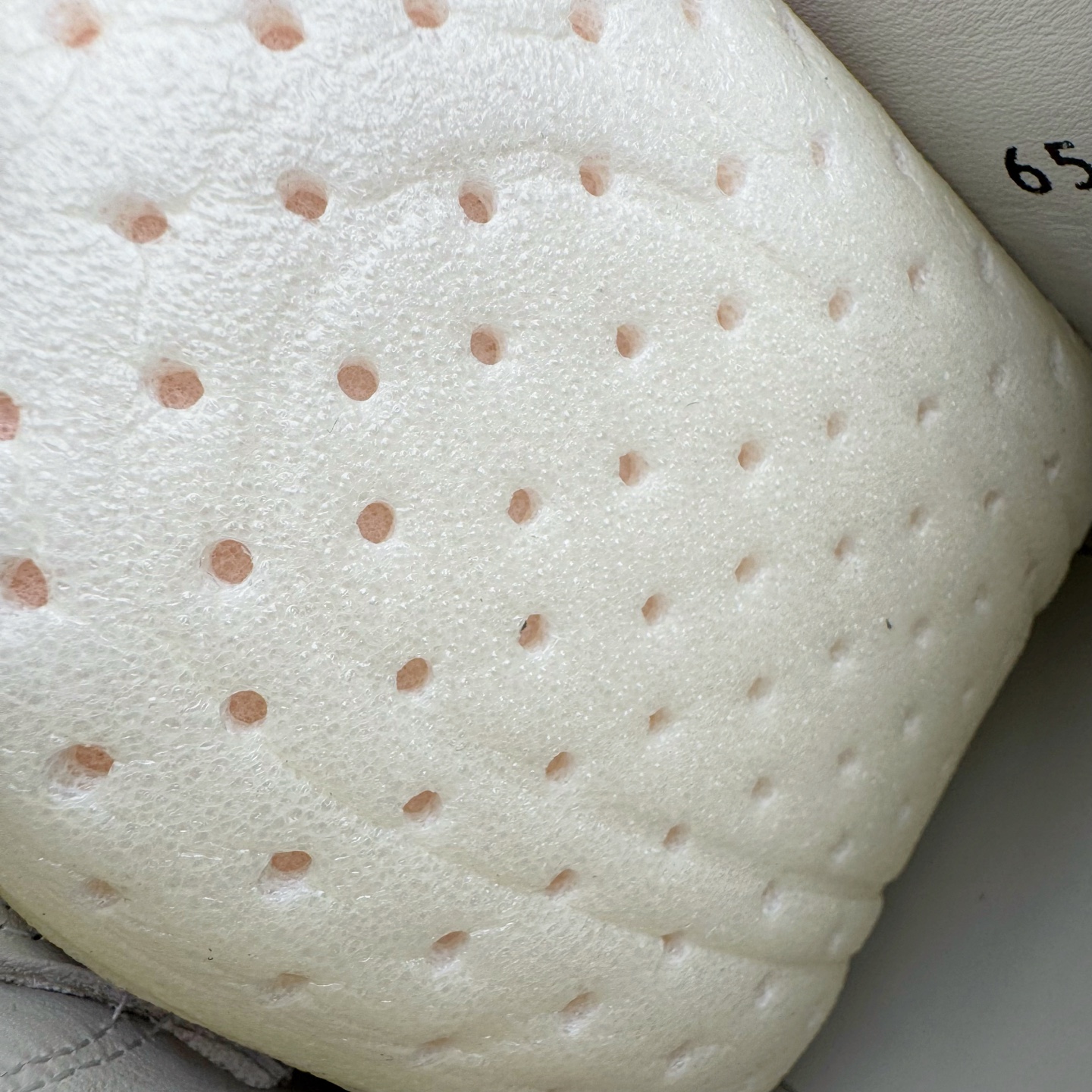 图片[11]-＃DG纯原 Rick Owens Drkshdw 瑞克·欧文斯低帮皮面时尚运动板鞋 奶白 二级市场已经7K以上 平台客户随意卖四位数 RO广东原厂出品 纯原天花板 原版一比一复刻 冲正绝不翻车 还原度达到百分之98以上 原楦开发纸版版型 ZP拆解原版1：1复模裁片纸版 力求做到0错位 这样才能达到和zp一致的鞋型味道 采用进口cnc数控机床开发对版独家tpu奶香大底 区别于市场所有版本 zp同源全头层粒面小牛皮 达到和zp一致手感 原厂进口细纹布 万邦订购原厂高弹粉红色海绵 内里搭配软质细腻羊皮 TPU高密度大底 软硬度透光度高已经测试和原版一致 尺码：36 37 38 39 40 41 42 43 44 45 46-选品中心