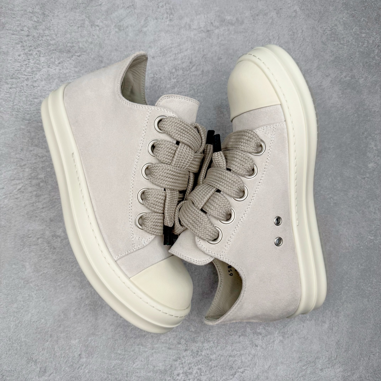 图片[3]-＃DG纯原 Rick Owens Drkshdw 瑞克·欧文斯低帮皮面时尚运动板鞋 奶白 二级市场已经7K以上 平台客户随意卖四位数 RO广东原厂出品 纯原天花板 原版一比一复刻 冲正绝不翻车 还原度达到百分之98以上 原楦开发纸版版型 ZP拆解原版1：1复模裁片纸版 力求做到0错位 这样才能达到和zp一致的鞋型味道 采用进口cnc数控机床开发对版独家tpu奶香大底 区别于市场所有版本 zp同源全头层粒面小牛皮 达到和zp一致手感 原厂进口细纹布 万邦订购原厂高弹粉红色海绵 内里搭配软质细腻羊皮 TPU高密度大底 软硬度透光度高已经测试和原版一致 尺码：36 37 38 39 40 41 42 43 44 45 46-选品中心