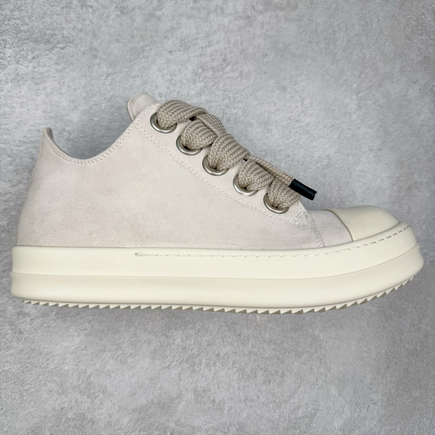 ＃DG纯原 Rick Owens Drkshdw 瑞克·欧文斯低帮皮面时尚运动板鞋 奶白 二级市场已经7K以上 平台客户随意卖四位数 RO广东原厂出品 纯原天花板 原版一比一复刻 冲正绝不翻车 还原度达到百分之98以上 原楦开发纸版版型 ZP拆解原版1：1复模裁片纸版 力求做到0错位 这样才能达到和zp一致的鞋型味道 采用进口cnc数控机床开发对版独家tpu奶香大底 区别于市场所有版本 zp同源全头层粒面小牛皮 达到和zp一致手感 原厂进口细纹布 万邦订购原厂高弹粉红色海绵 内里搭配软质细腻羊皮 TPU高密度大底 软硬度透光度高已经测试和原版一致 尺码：36 37 38 39 40 41 42 43 44 45 46-选品中心