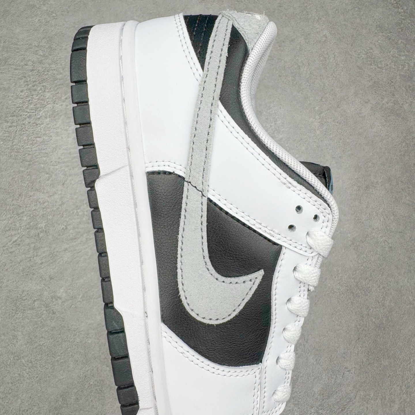 图片[6]-＃YC纯原 NK Dunk Low 白黑 IB4620-141 实力大厂出品 新配色陆续开发 利润个位数只为口碑 全套原纸板楦头开发 确保原汁原味 完美呈现DUNK版型 一比一鞋头弧度高度鞋身弧度 此版本只针对中端市场 皮料材质有所更替 其他数据细节工艺流程均保持一致 绝不口嗨 细节品控鞋型随意对比 独家私模官方第六代原厂航空铝磨具打磨大底 鞋头坡度极致还原 无解鞋型 原盒原配 圈内天花板工艺 原厂玻璃冲刀 超高清洁度 全鞋零毛边皮料切割 原厂中底布点胶 中底布拉帮走线遵循公司 尺码：36 36.5 37.5 38 38.5 39 40 40.5 41 42 42.5 43 44 44.5 45 46-选品中心