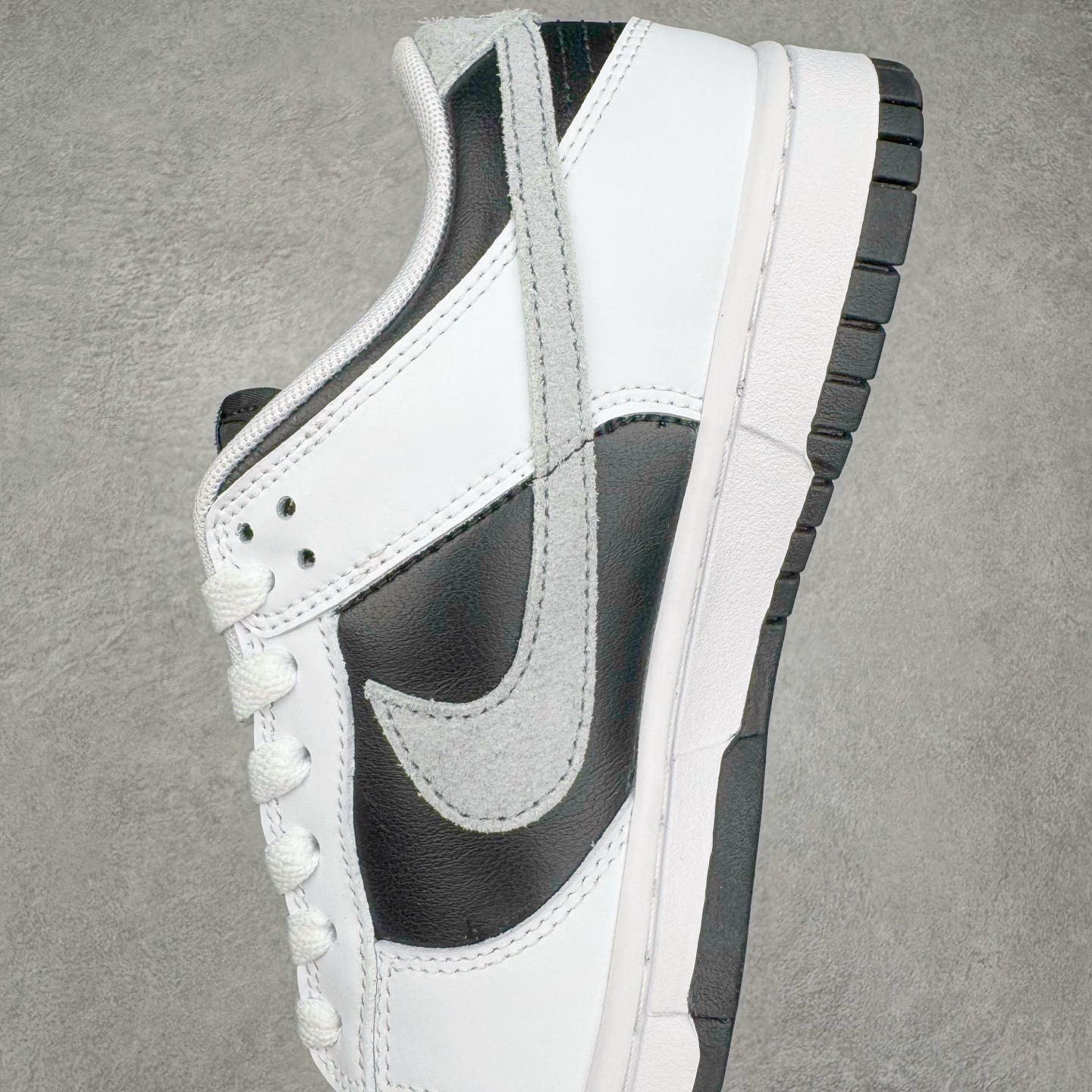 图片[7]-＃YC纯原 NK Dunk Low 白黑 IB4620-141 实力大厂出品 新配色陆续开发 利润个位数只为口碑 全套原纸板楦头开发 确保原汁原味 完美呈现DUNK版型 一比一鞋头弧度高度鞋身弧度 此版本只针对中端市场 皮料材质有所更替 其他数据细节工艺流程均保持一致 绝不口嗨 细节品控鞋型随意对比 独家私模官方第六代原厂航空铝磨具打磨大底 鞋头坡度极致还原 无解鞋型 原盒原配 圈内天花板工艺 原厂玻璃冲刀 超高清洁度 全鞋零毛边皮料切割 原厂中底布点胶 中底布拉帮走线遵循公司 尺码：36 36.5 37.5 38 38.5 39 40 40.5 41 42 42.5 43 44 44.5 45 46-选品中心