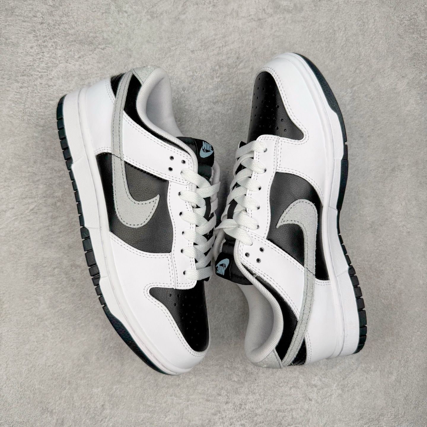 图片[3]-＃YC纯原 NK Dunk Low 白黑 IB4620-141 实力大厂出品 新配色陆续开发 利润个位数只为口碑 全套原纸板楦头开发 确保原汁原味 完美呈现DUNK版型 一比一鞋头弧度高度鞋身弧度 此版本只针对中端市场 皮料材质有所更替 其他数据细节工艺流程均保持一致 绝不口嗨 细节品控鞋型随意对比 独家私模官方第六代原厂航空铝磨具打磨大底 鞋头坡度极致还原 无解鞋型 原盒原配 圈内天花板工艺 原厂玻璃冲刀 超高清洁度 全鞋零毛边皮料切割 原厂中底布点胶 中底布拉帮走线遵循公司 尺码：36 36.5 37.5 38 38.5 39 40 40.5 41 42 42.5 43 44 44.5 45 46-选品中心