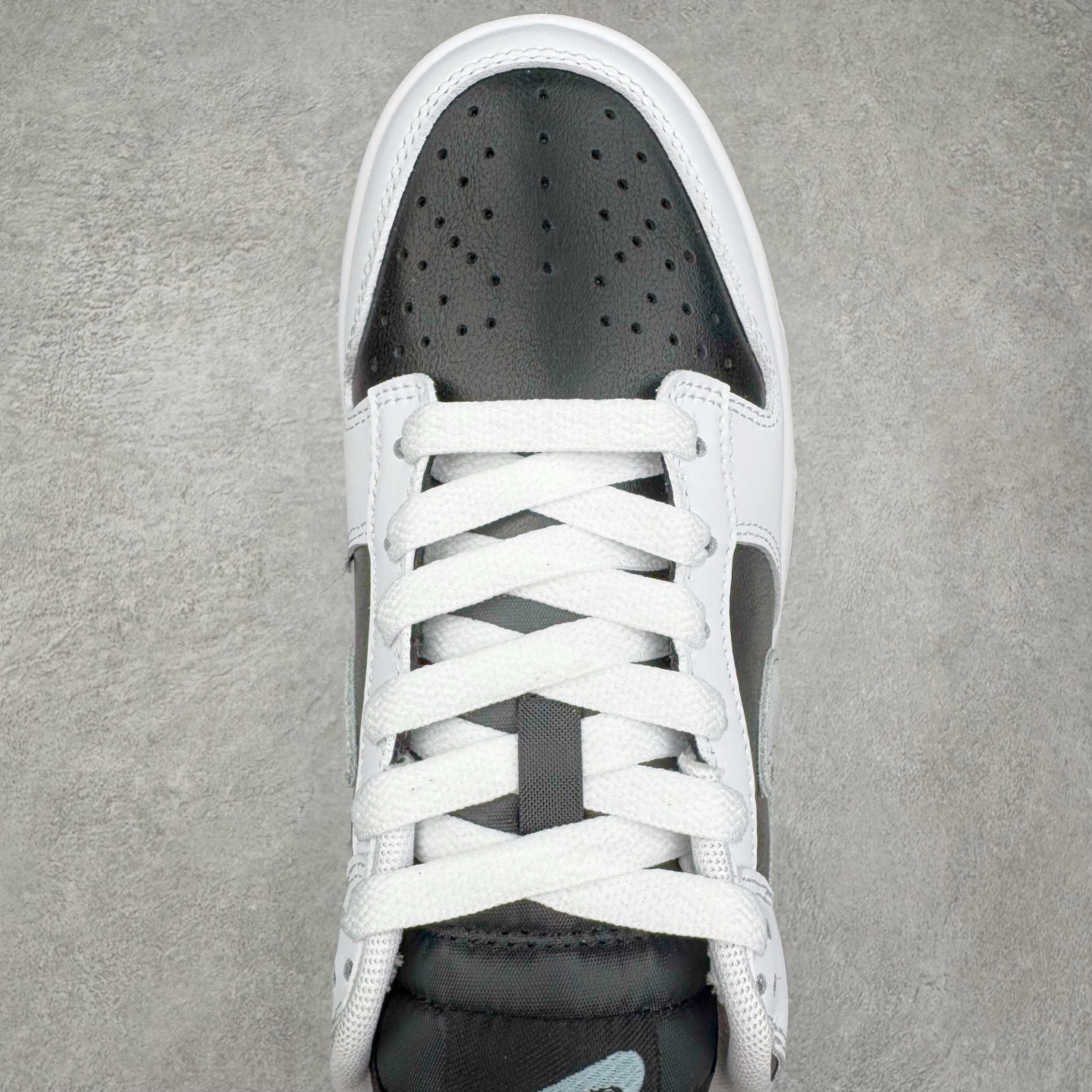 图片[4]-＃YC纯原 NK Dunk Low 白黑 IB4620-141 实力大厂出品 新配色陆续开发 利润个位数只为口碑 全套原纸板楦头开发 确保原汁原味 完美呈现DUNK版型 一比一鞋头弧度高度鞋身弧度 此版本只针对中端市场 皮料材质有所更替 其他数据细节工艺流程均保持一致 绝不口嗨 细节品控鞋型随意对比 独家私模官方第六代原厂航空铝磨具打磨大底 鞋头坡度极致还原 无解鞋型 原盒原配 圈内天花板工艺 原厂玻璃冲刀 超高清洁度 全鞋零毛边皮料切割 原厂中底布点胶 中底布拉帮走线遵循公司 尺码：36 36.5 37.5 38 38.5 39 40 40.5 41 42 42.5 43 44 44.5 45 46-选品中心