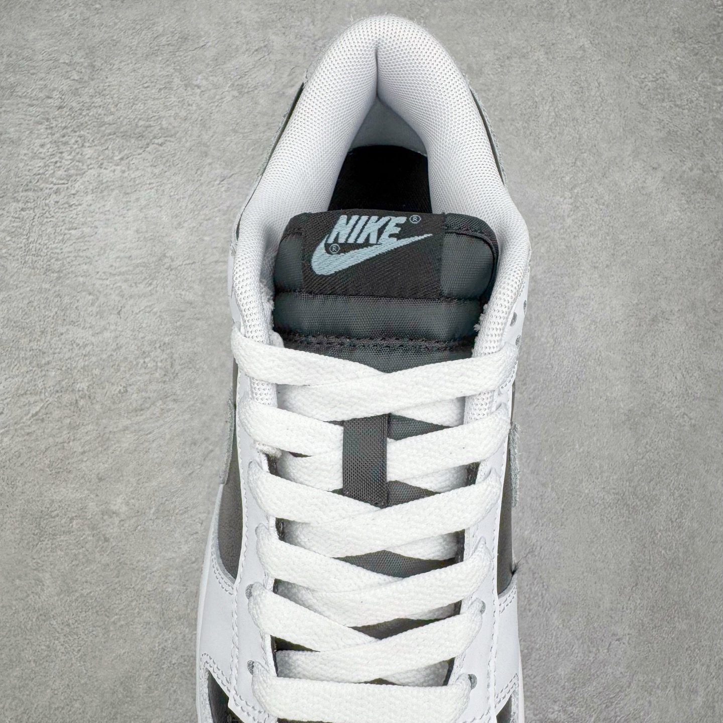 图片[5]-＃YC纯原 NK Dunk Low 白黑 IB4620-141 实力大厂出品 新配色陆续开发 利润个位数只为口碑 全套原纸板楦头开发 确保原汁原味 完美呈现DUNK版型 一比一鞋头弧度高度鞋身弧度 此版本只针对中端市场 皮料材质有所更替 其他数据细节工艺流程均保持一致 绝不口嗨 细节品控鞋型随意对比 独家私模官方第六代原厂航空铝磨具打磨大底 鞋头坡度极致还原 无解鞋型 原盒原配 圈内天花板工艺 原厂玻璃冲刀 超高清洁度 全鞋零毛边皮料切割 原厂中底布点胶 中底布拉帮走线遵循公司 尺码：36 36.5 37.5 38 38.5 39 40 40.5 41 42 42.5 43 44 44.5 45 46-选品中心