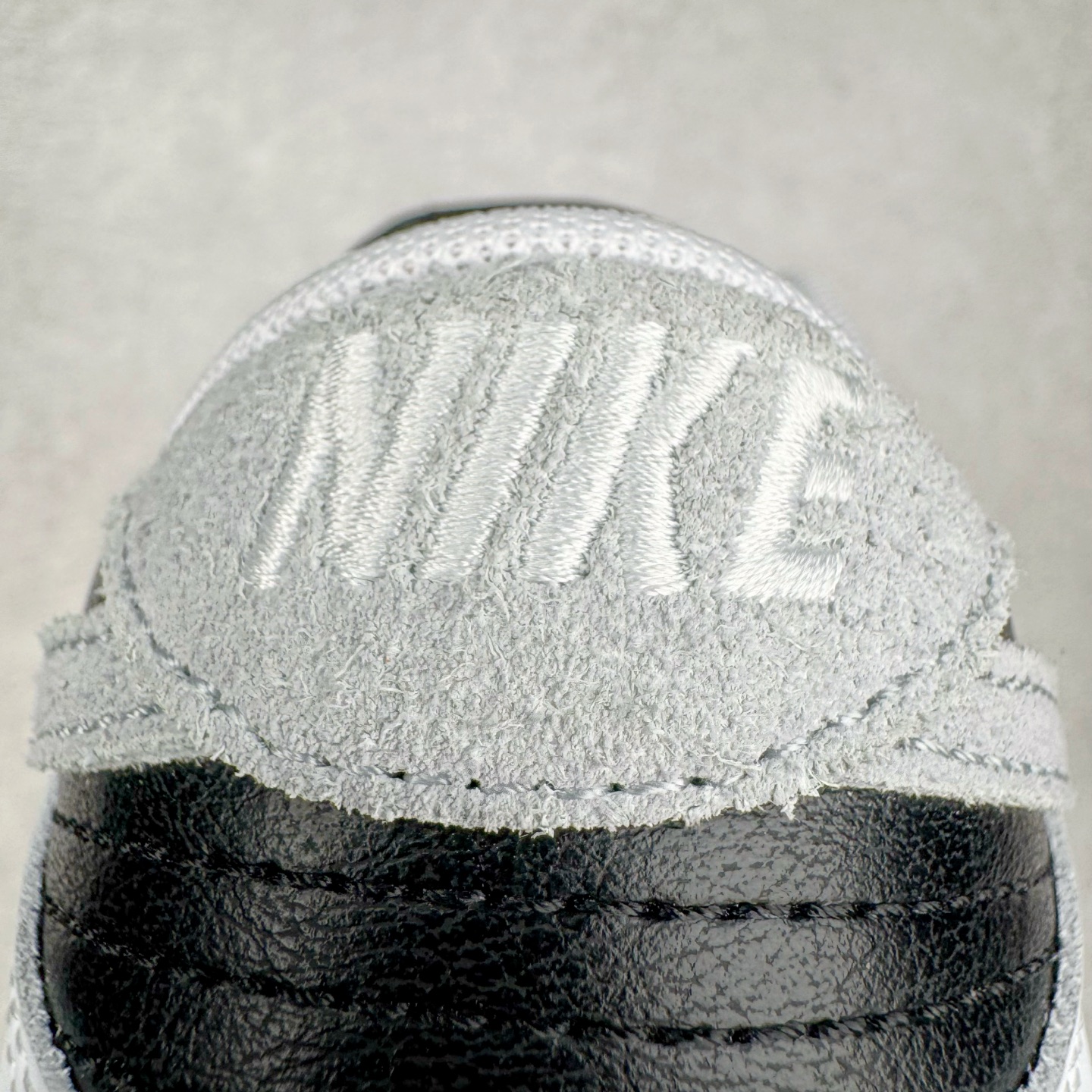 图片[10]-＃YC纯原 NK Dunk Low 白黑 IB4620-141 实力大厂出品 新配色陆续开发 利润个位数只为口碑 全套原纸板楦头开发 确保原汁原味 完美呈现DUNK版型 一比一鞋头弧度高度鞋身弧度 此版本只针对中端市场 皮料材质有所更替 其他数据细节工艺流程均保持一致 绝不口嗨 细节品控鞋型随意对比 独家私模官方第六代原厂航空铝磨具打磨大底 鞋头坡度极致还原 无解鞋型 原盒原配 圈内天花板工艺 原厂玻璃冲刀 超高清洁度 全鞋零毛边皮料切割 原厂中底布点胶 中底布拉帮走线遵循公司 尺码：36 36.5 37.5 38 38.5 39 40 40.5 41 42 42.5 43 44 44.5 45 46-选品中心