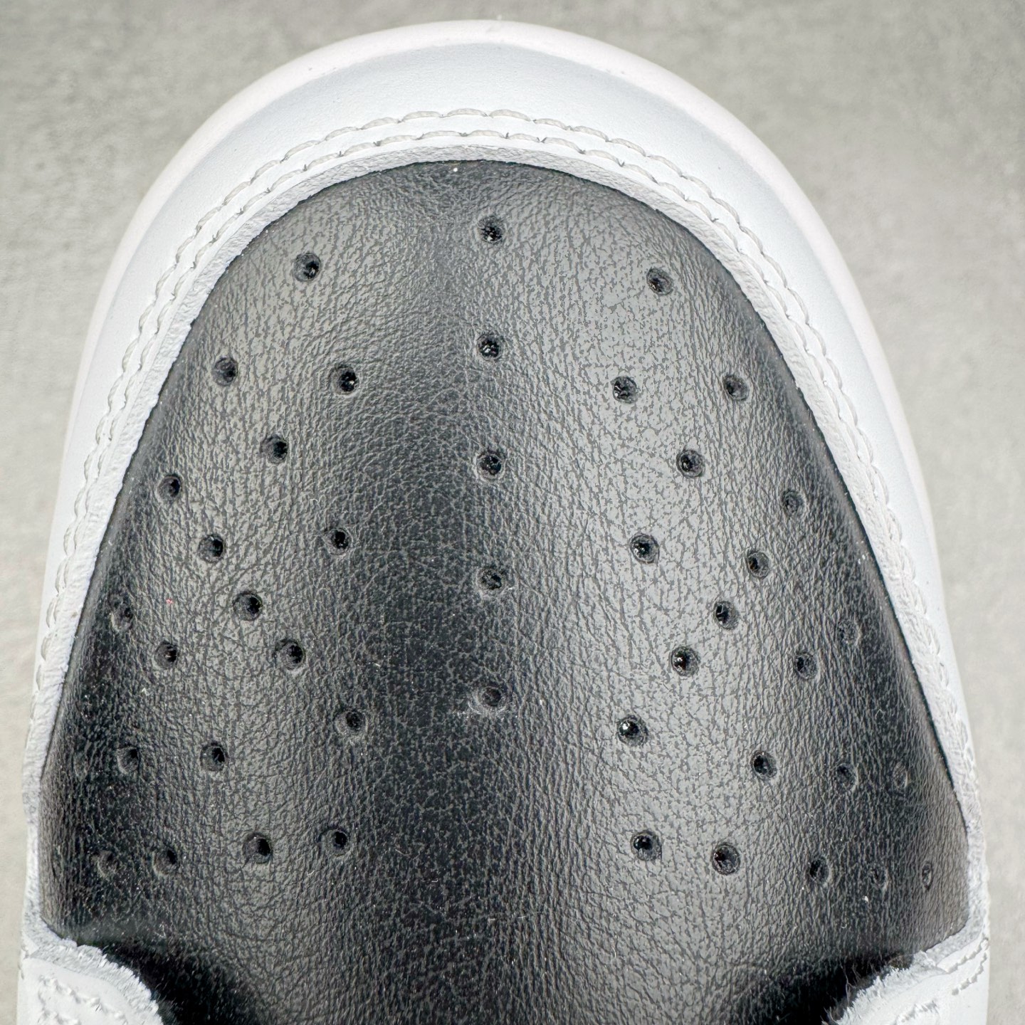 图片[15]-＃YC纯原 NK Dunk Low 白黑 IB4620-141 实力大厂出品 新配色陆续开发 利润个位数只为口碑 全套原纸板楦头开发 确保原汁原味 完美呈现DUNK版型 一比一鞋头弧度高度鞋身弧度 此版本只针对中端市场 皮料材质有所更替 其他数据细节工艺流程均保持一致 绝不口嗨 细节品控鞋型随意对比 独家私模官方第六代原厂航空铝磨具打磨大底 鞋头坡度极致还原 无解鞋型 原盒原配 圈内天花板工艺 原厂玻璃冲刀 超高清洁度 全鞋零毛边皮料切割 原厂中底布点胶 中底布拉帮走线遵循公司 尺码：36 36.5 37.5 38 38.5 39 40 40.5 41 42 42.5 43 44 44.5 45 46-选品中心