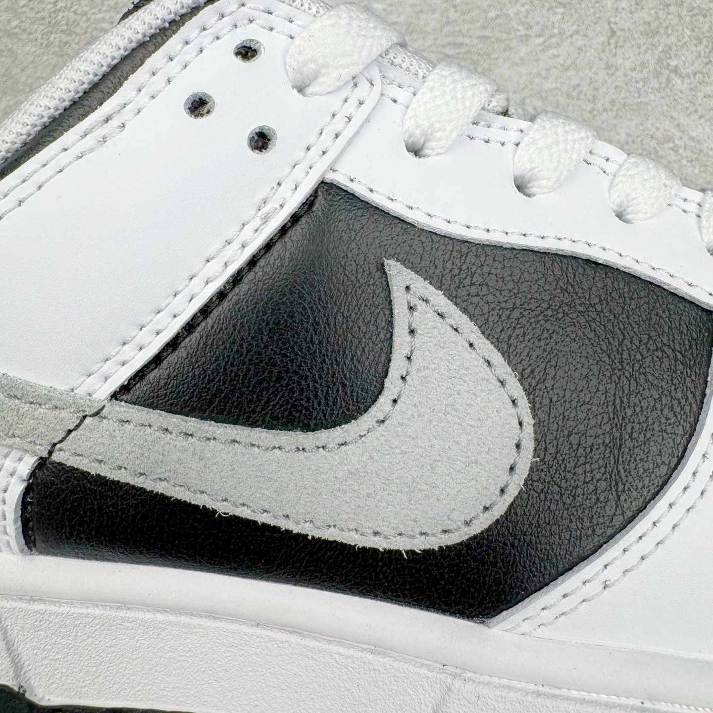 图片[13]-＃YC纯原 NK Dunk Low 白黑 IB4620-141 实力大厂出品 新配色陆续开发 利润个位数只为口碑 全套原纸板楦头开发 确保原汁原味 完美呈现DUNK版型 一比一鞋头弧度高度鞋身弧度 此版本只针对中端市场 皮料材质有所更替 其他数据细节工艺流程均保持一致 绝不口嗨 细节品控鞋型随意对比 独家私模官方第六代原厂航空铝磨具打磨大底 鞋头坡度极致还原 无解鞋型 原盒原配 圈内天花板工艺 原厂玻璃冲刀 超高清洁度 全鞋零毛边皮料切割 原厂中底布点胶 中底布拉帮走线遵循公司 尺码：36 36.5 37.5 38 38.5 39 40 40.5 41 42 42.5 43 44 44.5 45 46-选品中心