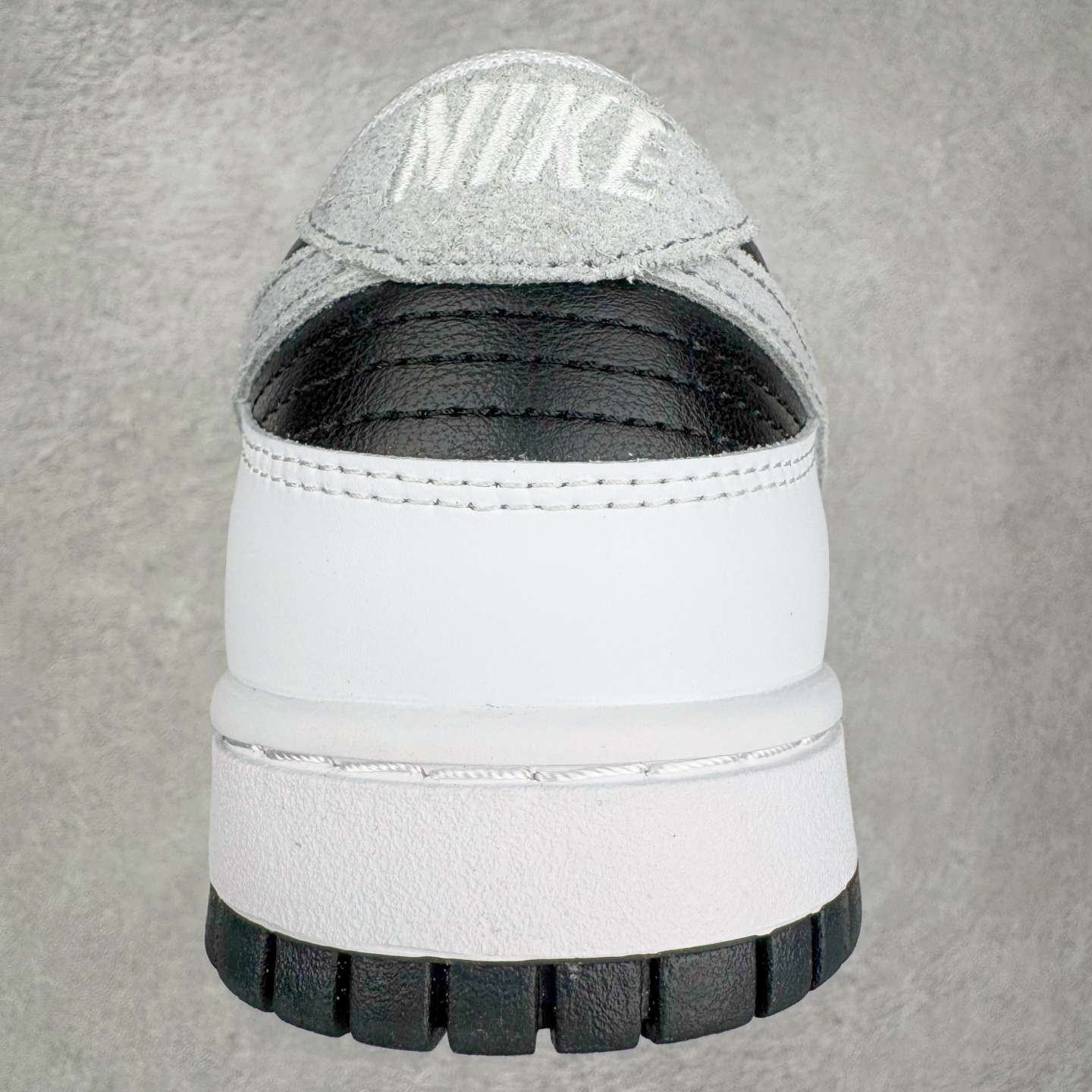 图片[8]-＃YC纯原 NK Dunk Low 白黑 IB4620-141 实力大厂出品 新配色陆续开发 利润个位数只为口碑 全套原纸板楦头开发 确保原汁原味 完美呈现DUNK版型 一比一鞋头弧度高度鞋身弧度 此版本只针对中端市场 皮料材质有所更替 其他数据细节工艺流程均保持一致 绝不口嗨 细节品控鞋型随意对比 独家私模官方第六代原厂航空铝磨具打磨大底 鞋头坡度极致还原 无解鞋型 原盒原配 圈内天花板工艺 原厂玻璃冲刀 超高清洁度 全鞋零毛边皮料切割 原厂中底布点胶 中底布拉帮走线遵循公司 尺码：36 36.5 37.5 38 38.5 39 40 40.5 41 42 42.5 43 44 44.5 45 46-选品中心