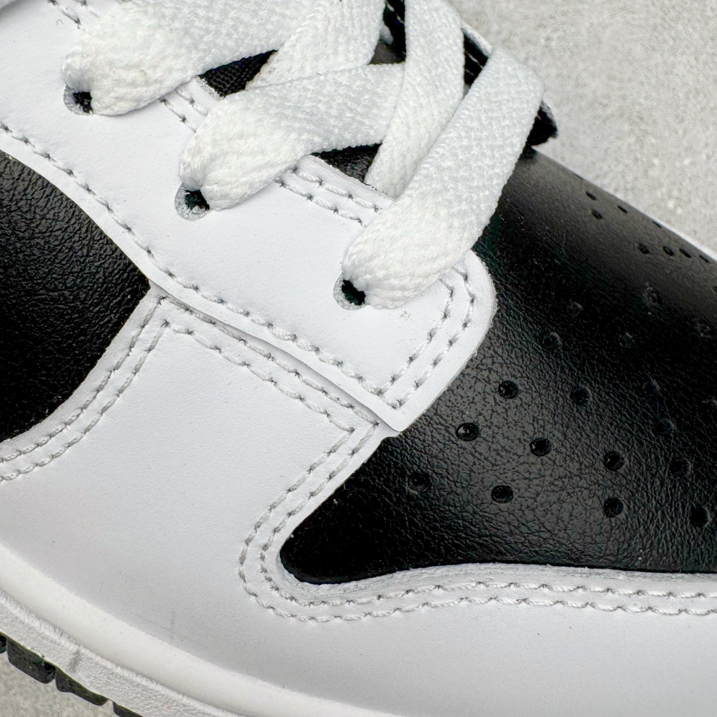 图片[12]-＃YC纯原 NK Dunk Low 白黑 IB4620-141 实力大厂出品 新配色陆续开发 利润个位数只为口碑 全套原纸板楦头开发 确保原汁原味 完美呈现DUNK版型 一比一鞋头弧度高度鞋身弧度 此版本只针对中端市场 皮料材质有所更替 其他数据细节工艺流程均保持一致 绝不口嗨 细节品控鞋型随意对比 独家私模官方第六代原厂航空铝磨具打磨大底 鞋头坡度极致还原 无解鞋型 原盒原配 圈内天花板工艺 原厂玻璃冲刀 超高清洁度 全鞋零毛边皮料切割 原厂中底布点胶 中底布拉帮走线遵循公司 尺码：36 36.5 37.5 38 38.5 39 40 40.5 41 42 42.5 43 44 44.5 45 46-选品中心