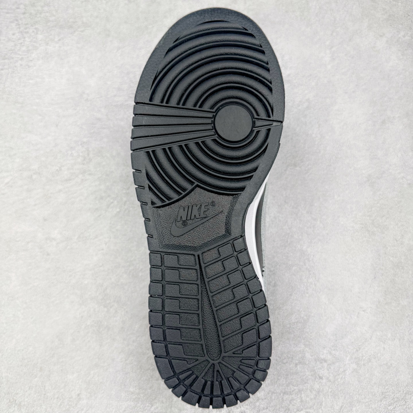 图片[9]-＃YC纯原 NK Dunk Low 白黑 IB4620-141 实力大厂出品 新配色陆续开发 利润个位数只为口碑 全套原纸板楦头开发 确保原汁原味 完美呈现DUNK版型 一比一鞋头弧度高度鞋身弧度 此版本只针对中端市场 皮料材质有所更替 其他数据细节工艺流程均保持一致 绝不口嗨 细节品控鞋型随意对比 独家私模官方第六代原厂航空铝磨具打磨大底 鞋头坡度极致还原 无解鞋型 原盒原配 圈内天花板工艺 原厂玻璃冲刀 超高清洁度 全鞋零毛边皮料切割 原厂中底布点胶 中底布拉帮走线遵循公司 尺码：36 36.5 37.5 38 38.5 39 40 40.5 41 42 42.5 43 44 44.5 45 46-选品中心