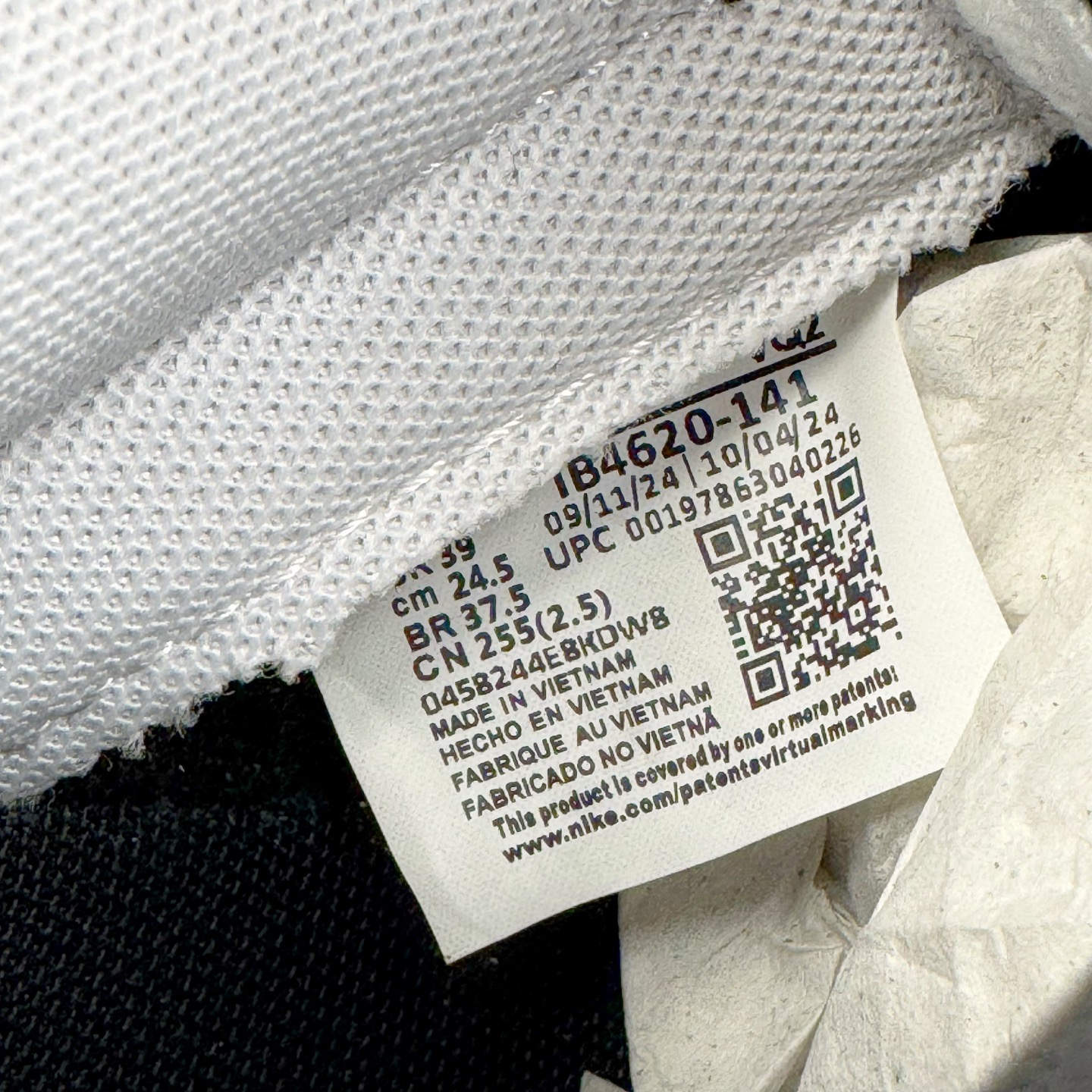 图片[17]-＃YC纯原 NK Dunk Low 白黑 IB4620-141 实力大厂出品 新配色陆续开发 利润个位数只为口碑 全套原纸板楦头开发 确保原汁原味 完美呈现DUNK版型 一比一鞋头弧度高度鞋身弧度 此版本只针对中端市场 皮料材质有所更替 其他数据细节工艺流程均保持一致 绝不口嗨 细节品控鞋型随意对比 独家私模官方第六代原厂航空铝磨具打磨大底 鞋头坡度极致还原 无解鞋型 原盒原配 圈内天花板工艺 原厂玻璃冲刀 超高清洁度 全鞋零毛边皮料切割 原厂中底布点胶 中底布拉帮走线遵循公司 尺码：36 36.5 37.5 38 38.5 39 40 40.5 41 42 42.5 43 44 44.5 45 46-选品中心