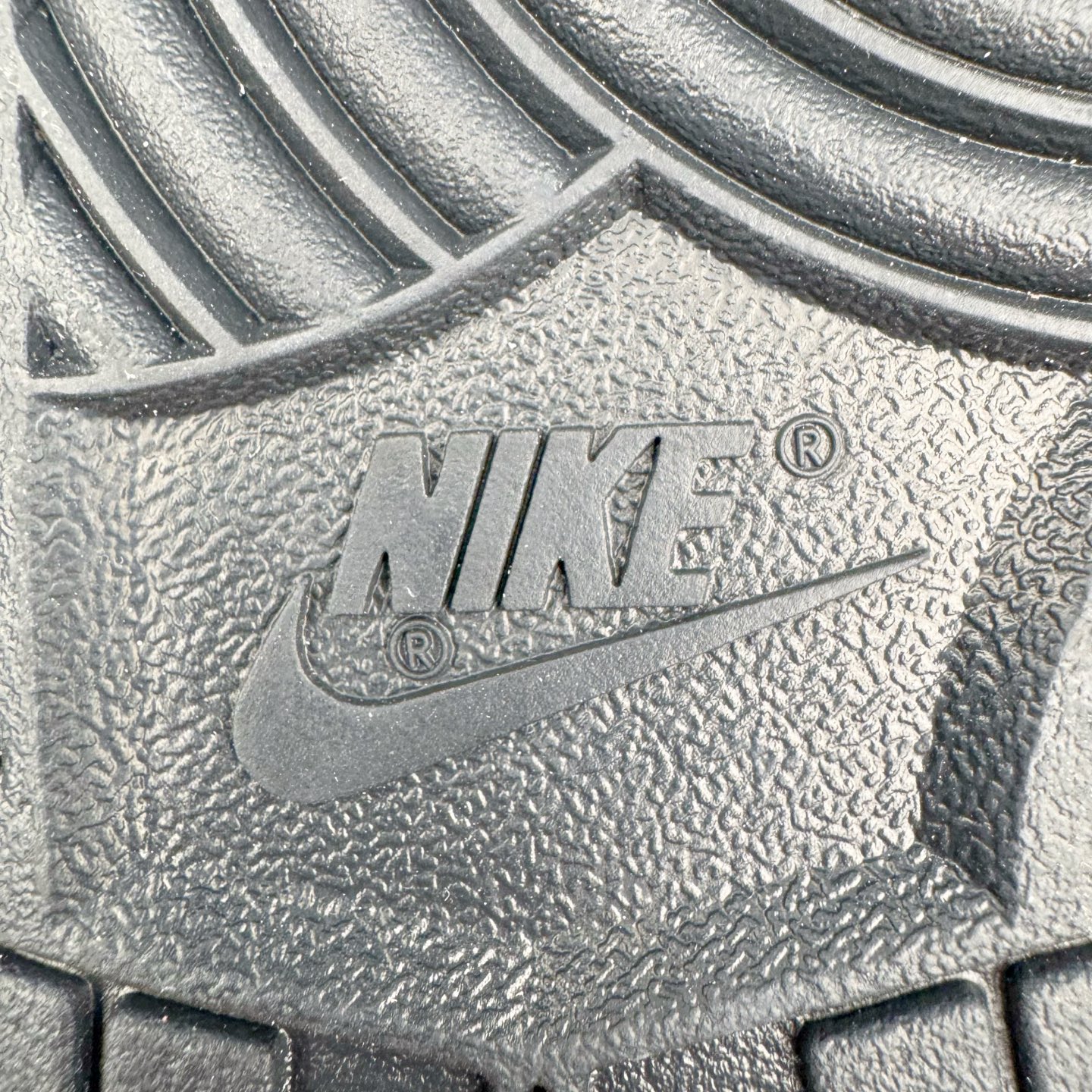 图片[11]-＃YC纯原 NK Dunk Low 白黑 IB4620-141 实力大厂出品 新配色陆续开发 利润个位数只为口碑 全套原纸板楦头开发 确保原汁原味 完美呈现DUNK版型 一比一鞋头弧度高度鞋身弧度 此版本只针对中端市场 皮料材质有所更替 其他数据细节工艺流程均保持一致 绝不口嗨 细节品控鞋型随意对比 独家私模官方第六代原厂航空铝磨具打磨大底 鞋头坡度极致还原 无解鞋型 原盒原配 圈内天花板工艺 原厂玻璃冲刀 超高清洁度 全鞋零毛边皮料切割 原厂中底布点胶 中底布拉帮走线遵循公司 尺码：36 36.5 37.5 38 38.5 39 40 40.5 41 42 42.5 43 44 44.5 45 46-选品中心