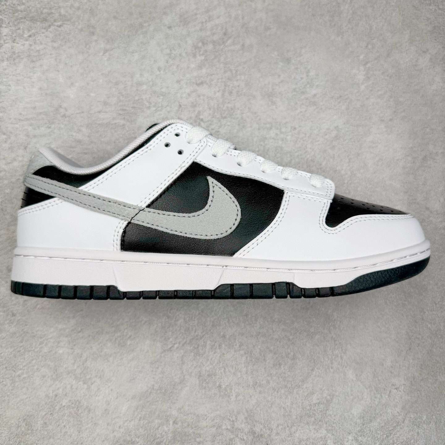 ＃YC纯原 NK Dunk Low 白黑 IB4620-141 实力大厂出品 新配色陆续开发 利润个位数只为口碑 全套原纸板楦头开发 确保原汁原味 完美呈现DUNK版型 一比一鞋头弧度高度鞋身弧度 此版本只针对中端市场 皮料材质有所更替 其他数据细节工艺流程均保持一致 绝不口嗨 细节品控鞋型随意对比 独家私模官方第六代原厂航空铝磨具打磨大底 鞋头坡度极致还原 无解鞋型 原盒原配 圈内天花板工艺 原厂玻璃冲刀 超高清洁度 全鞋零毛边皮料切割 原厂中底布点胶 中底布拉帮走线遵循公司 尺码：36 36.5 37.5 38 38.5 39 40 40.5 41 42 42.5 43 44 44.5 45 46-选品中心