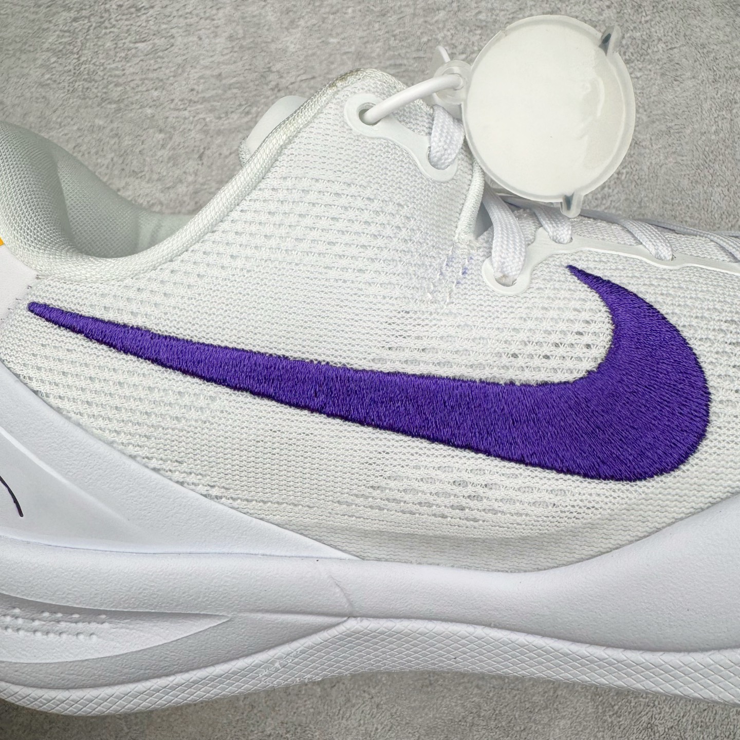 图片[18]-＃灭世海外版 NK Zoom Kobe Ⅷ System 科比8代复刻实战运动低帮文化篮球鞋 湖人白紫金 HF9550-100 纯原海外版气垫品质吊打各路纯原 气压➕耐久双重保障 前掌ZOOM TURBO➕后掌马蹄Zoom 后掌澎湃脚感无出其右 全套冲刀改版 鞋型还原度95% 宽脚选手必入货品 鞋头2.5mm上翘空间 不挤脚 完美释放脚趾活动空间 正码正拍 脚型适配性 市场最强没有之一 鞋面工艺全新升级 100%对标正品 原厂聚氨酯蛇鳞 珠光密度同步正品 Swoosh喷漆工艺 还原度接近100% 全新后跟TPU模具 正确S型弧度 区分市场纯原（市场纯原采用公版模具 后跟TPU几乎无弧度）国产天花板橡胶配方 抓地力爆炸 海外口碑炸裂 鞋舌LOGO正确内嵌压印 原厂碳板 正确原盒 厚积薄发 王者归来 拒绝杀猪 拒绝套路 灭世纯原海外版科比系列 致力打造实战第一标杆 尺码：39-47.5 全新模具 正码正拍-选品中心