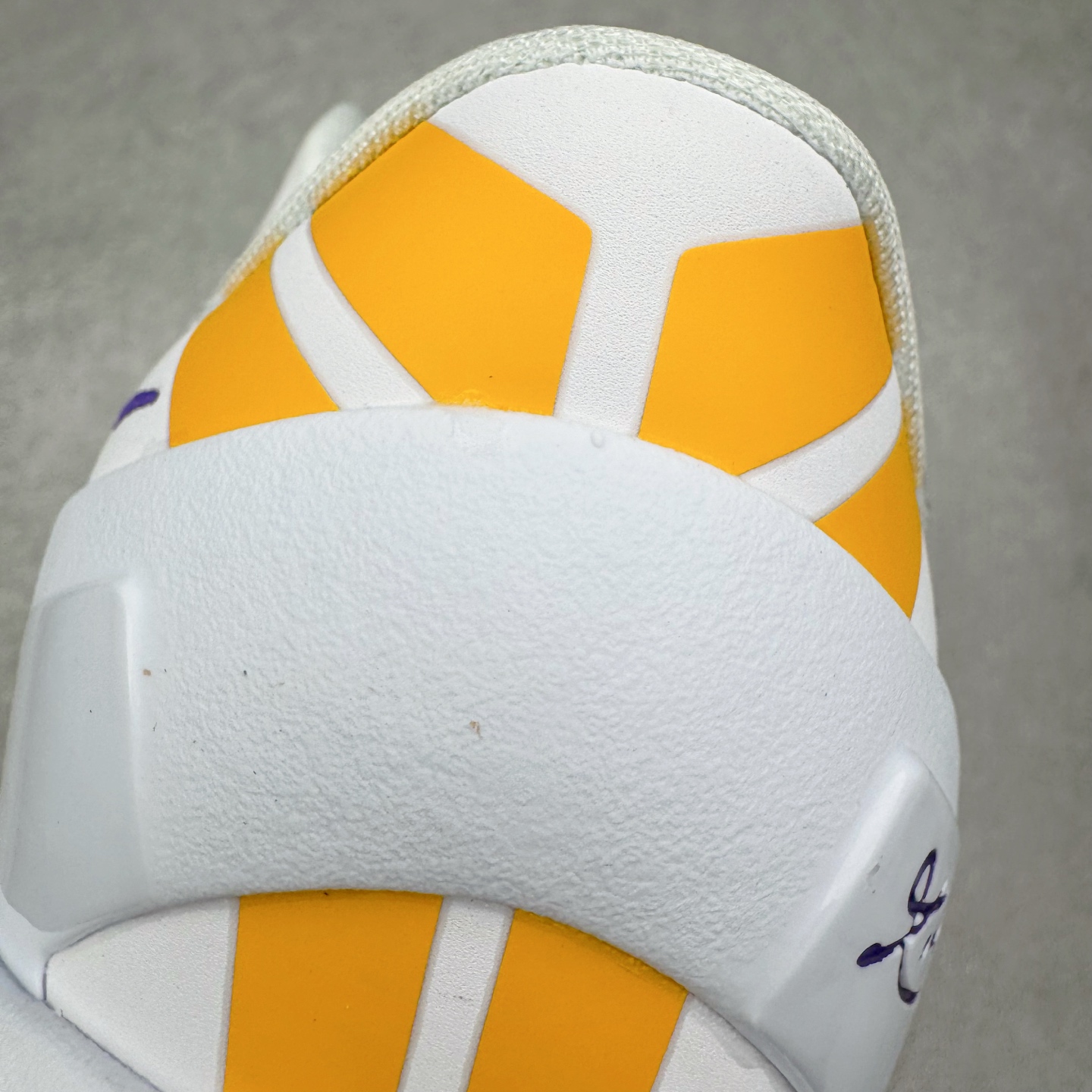 图片[16]-＃灭世海外版 NK Zoom Kobe Ⅷ System 科比8代复刻实战运动低帮文化篮球鞋 湖人白紫金 HF9550-100 纯原海外版气垫品质吊打各路纯原 气压➕耐久双重保障 前掌ZOOM TURBO➕后掌马蹄Zoom 后掌澎湃脚感无出其右 全套冲刀改版 鞋型还原度95% 宽脚选手必入货品 鞋头2.5mm上翘空间 不挤脚 完美释放脚趾活动空间 正码正拍 脚型适配性 市场最强没有之一 鞋面工艺全新升级 100%对标正品 原厂聚氨酯蛇鳞 珠光密度同步正品 Swoosh喷漆工艺 还原度接近100% 全新后跟TPU模具 正确S型弧度 区分市场纯原（市场纯原采用公版模具 后跟TPU几乎无弧度）国产天花板橡胶配方 抓地力爆炸 海外口碑炸裂 鞋舌LOGO正确内嵌压印 原厂碳板 正确原盒 厚积薄发 王者归来 拒绝杀猪 拒绝套路 灭世纯原海外版科比系列 致力打造实战第一标杆 尺码：39-47.5 全新模具 正码正拍-选品中心