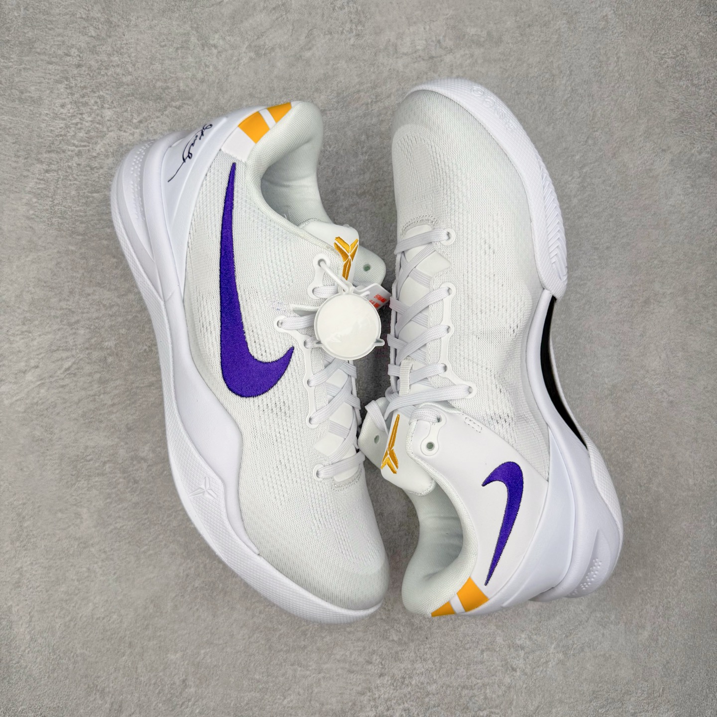 图片[3]-＃灭世海外版 NK Zoom Kobe Ⅷ System 科比8代复刻实战运动低帮文化篮球鞋 湖人白紫金 HF9550-100 纯原海外版气垫品质吊打各路纯原 气压➕耐久双重保障 前掌ZOOM TURBO➕后掌马蹄Zoom 后掌澎湃脚感无出其右 全套冲刀改版 鞋型还原度95% 宽脚选手必入货品 鞋头2.5mm上翘空间 不挤脚 完美释放脚趾活动空间 正码正拍 脚型适配性 市场最强没有之一 鞋面工艺全新升级 100%对标正品 原厂聚氨酯蛇鳞 珠光密度同步正品 Swoosh喷漆工艺 还原度接近100% 全新后跟TPU模具 正确S型弧度 区分市场纯原（市场纯原采用公版模具 后跟TPU几乎无弧度）国产天花板橡胶配方 抓地力爆炸 海外口碑炸裂 鞋舌LOGO正确内嵌压印 原厂碳板 正确原盒 厚积薄发 王者归来 拒绝杀猪 拒绝套路 灭世纯原海外版科比系列 致力打造实战第一标杆 尺码：39-47.5 全新模具 正码正拍-选品中心
