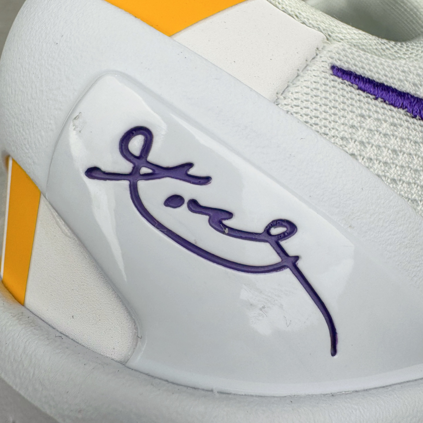 图片[17]-＃灭世海外版 NK Zoom Kobe Ⅷ System 科比8代复刻实战运动低帮文化篮球鞋 湖人白紫金 HF9550-100 纯原海外版气垫品质吊打各路纯原 气压➕耐久双重保障 前掌ZOOM TURBO➕后掌马蹄Zoom 后掌澎湃脚感无出其右 全套冲刀改版 鞋型还原度95% 宽脚选手必入货品 鞋头2.5mm上翘空间 不挤脚 完美释放脚趾活动空间 正码正拍 脚型适配性 市场最强没有之一 鞋面工艺全新升级 100%对标正品 原厂聚氨酯蛇鳞 珠光密度同步正品 Swoosh喷漆工艺 还原度接近100% 全新后跟TPU模具 正确S型弧度 区分市场纯原（市场纯原采用公版模具 后跟TPU几乎无弧度）国产天花板橡胶配方 抓地力爆炸 海外口碑炸裂 鞋舌LOGO正确内嵌压印 原厂碳板 正确原盒 厚积薄发 王者归来 拒绝杀猪 拒绝套路 灭世纯原海外版科比系列 致力打造实战第一标杆 尺码：39-47.5 全新模具 正码正拍-选品中心