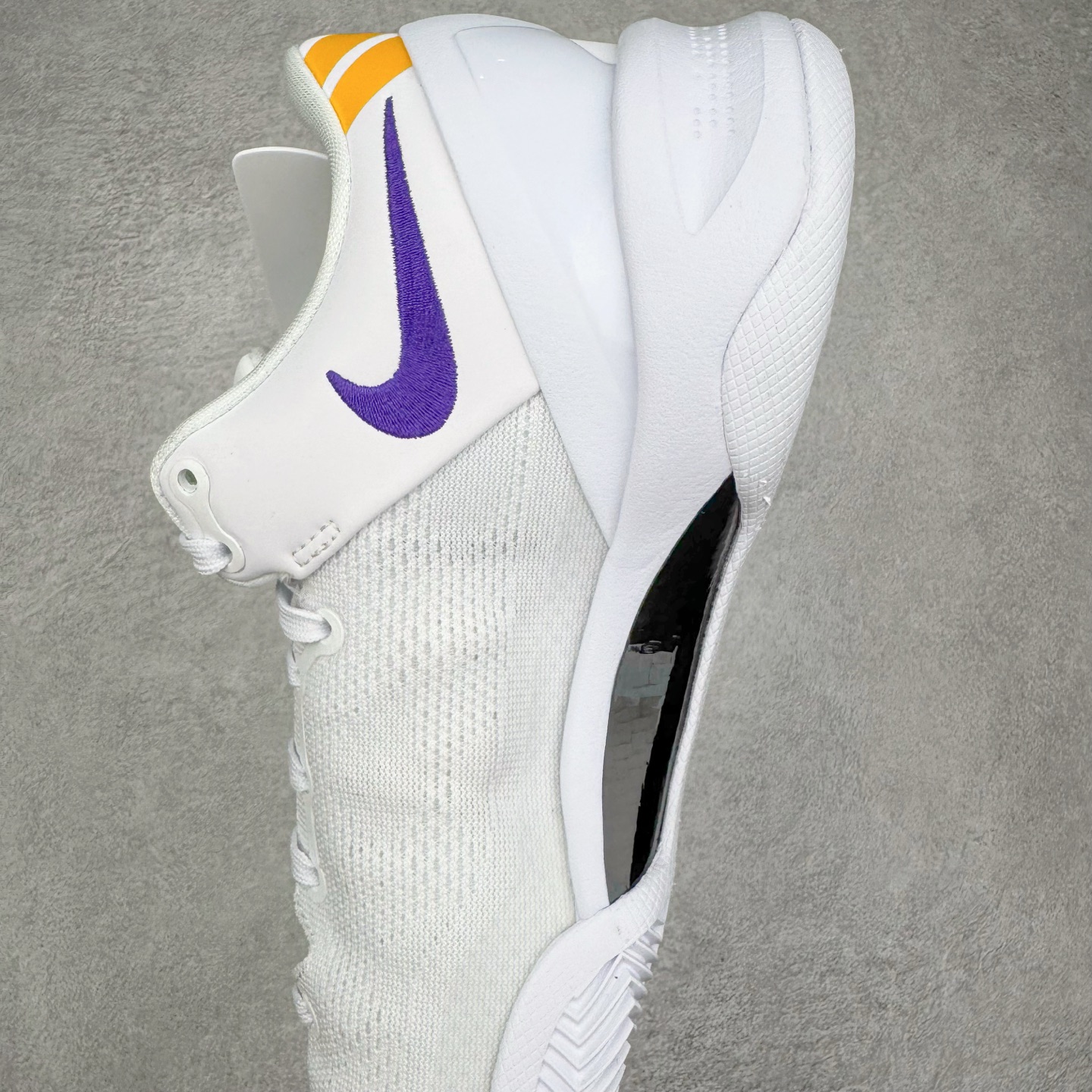 图片[7]-＃灭世海外版 NK Zoom Kobe Ⅷ System 科比8代复刻实战运动低帮文化篮球鞋 湖人白紫金 HF9550-100 纯原海外版气垫品质吊打各路纯原 气压➕耐久双重保障 前掌ZOOM TURBO➕后掌马蹄Zoom 后掌澎湃脚感无出其右 全套冲刀改版 鞋型还原度95% 宽脚选手必入货品 鞋头2.5mm上翘空间 不挤脚 完美释放脚趾活动空间 正码正拍 脚型适配性 市场最强没有之一 鞋面工艺全新升级 100%对标正品 原厂聚氨酯蛇鳞 珠光密度同步正品 Swoosh喷漆工艺 还原度接近100% 全新后跟TPU模具 正确S型弧度 区分市场纯原（市场纯原采用公版模具 后跟TPU几乎无弧度）国产天花板橡胶配方 抓地力爆炸 海外口碑炸裂 鞋舌LOGO正确内嵌压印 原厂碳板 正确原盒 厚积薄发 王者归来 拒绝杀猪 拒绝套路 灭世纯原海外版科比系列 致力打造实战第一标杆 尺码：39-47.5 全新模具 正码正拍-选品中心