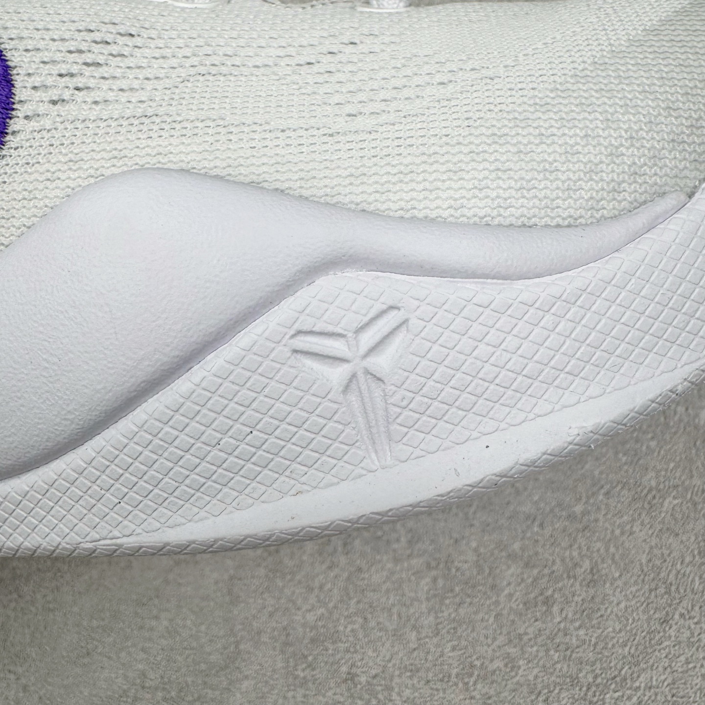 图片[19]-＃灭世海外版 NK Zoom Kobe Ⅷ System 科比8代复刻实战运动低帮文化篮球鞋 湖人白紫金 HF9550-100 纯原海外版气垫品质吊打各路纯原 气压➕耐久双重保障 前掌ZOOM TURBO➕后掌马蹄Zoom 后掌澎湃脚感无出其右 全套冲刀改版 鞋型还原度95% 宽脚选手必入货品 鞋头2.5mm上翘空间 不挤脚 完美释放脚趾活动空间 正码正拍 脚型适配性 市场最强没有之一 鞋面工艺全新升级 100%对标正品 原厂聚氨酯蛇鳞 珠光密度同步正品 Swoosh喷漆工艺 还原度接近100% 全新后跟TPU模具 正确S型弧度 区分市场纯原（市场纯原采用公版模具 后跟TPU几乎无弧度）国产天花板橡胶配方 抓地力爆炸 海外口碑炸裂 鞋舌LOGO正确内嵌压印 原厂碳板 正确原盒 厚积薄发 王者归来 拒绝杀猪 拒绝套路 灭世纯原海外版科比系列 致力打造实战第一标杆 尺码：39-47.5 全新模具 正码正拍-选品中心