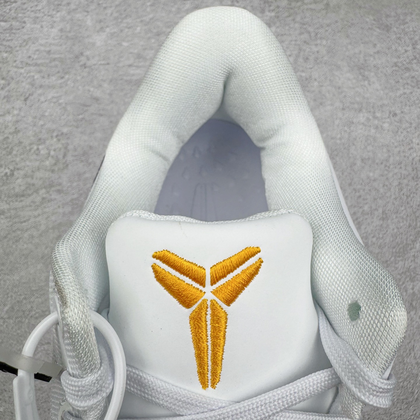 图片[14]-＃灭世海外版 NK Zoom Kobe Ⅷ System 科比8代复刻实战运动低帮文化篮球鞋 湖人白紫金 HF9550-100 纯原海外版气垫品质吊打各路纯原 气压➕耐久双重保障 前掌ZOOM TURBO➕后掌马蹄Zoom 后掌澎湃脚感无出其右 全套冲刀改版 鞋型还原度95% 宽脚选手必入货品 鞋头2.5mm上翘空间 不挤脚 完美释放脚趾活动空间 正码正拍 脚型适配性 市场最强没有之一 鞋面工艺全新升级 100%对标正品 原厂聚氨酯蛇鳞 珠光密度同步正品 Swoosh喷漆工艺 还原度接近100% 全新后跟TPU模具 正确S型弧度 区分市场纯原（市场纯原采用公版模具 后跟TPU几乎无弧度）国产天花板橡胶配方 抓地力爆炸 海外口碑炸裂 鞋舌LOGO正确内嵌压印 原厂碳板 正确原盒 厚积薄发 王者归来 拒绝杀猪 拒绝套路 灭世纯原海外版科比系列 致力打造实战第一标杆 尺码：39-47.5 全新模具 正码正拍-选品中心